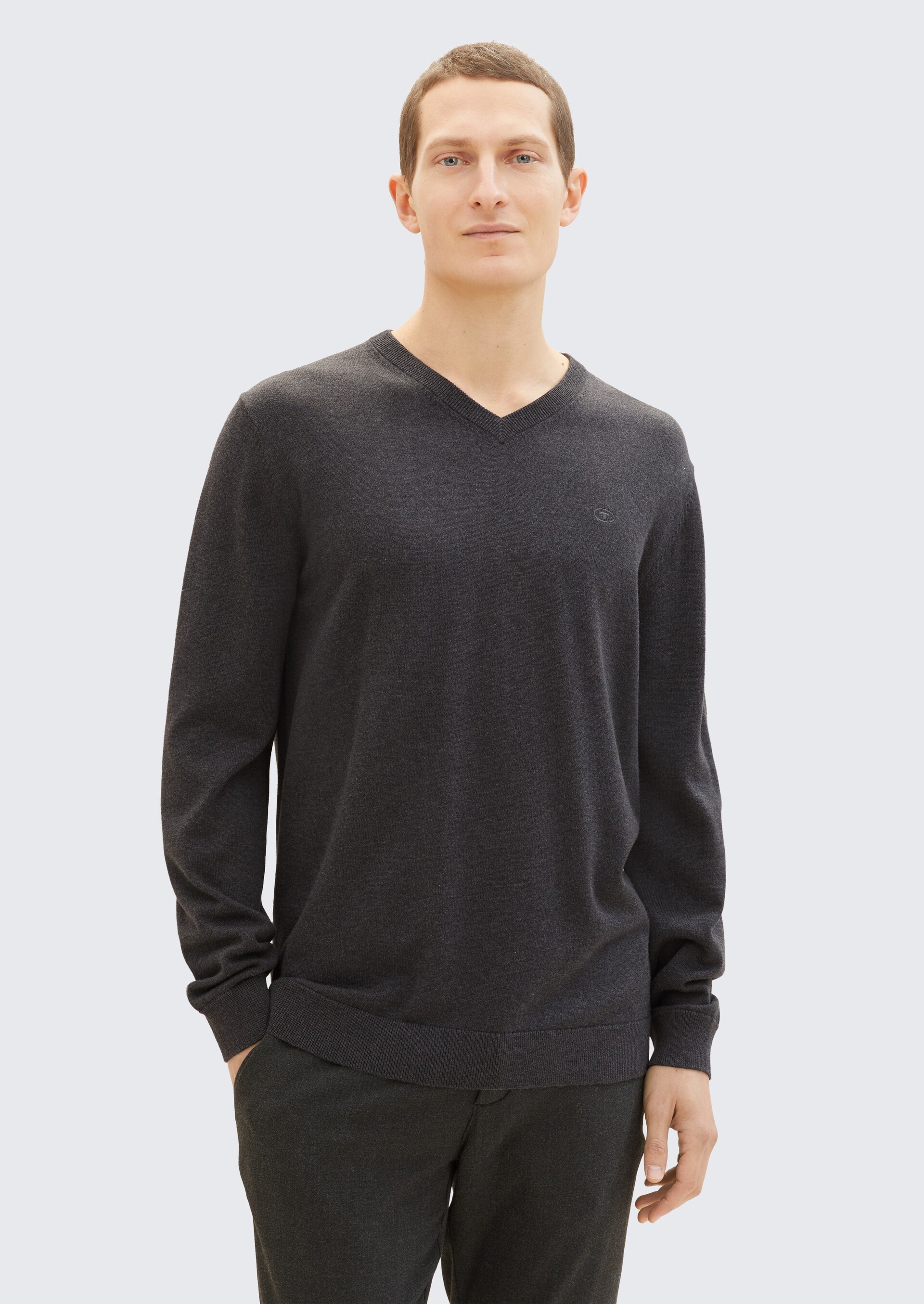 Strickpullover mit V-Ausschnitt - Black Grey Melange - Ausschnitt Model-Vorderansicht