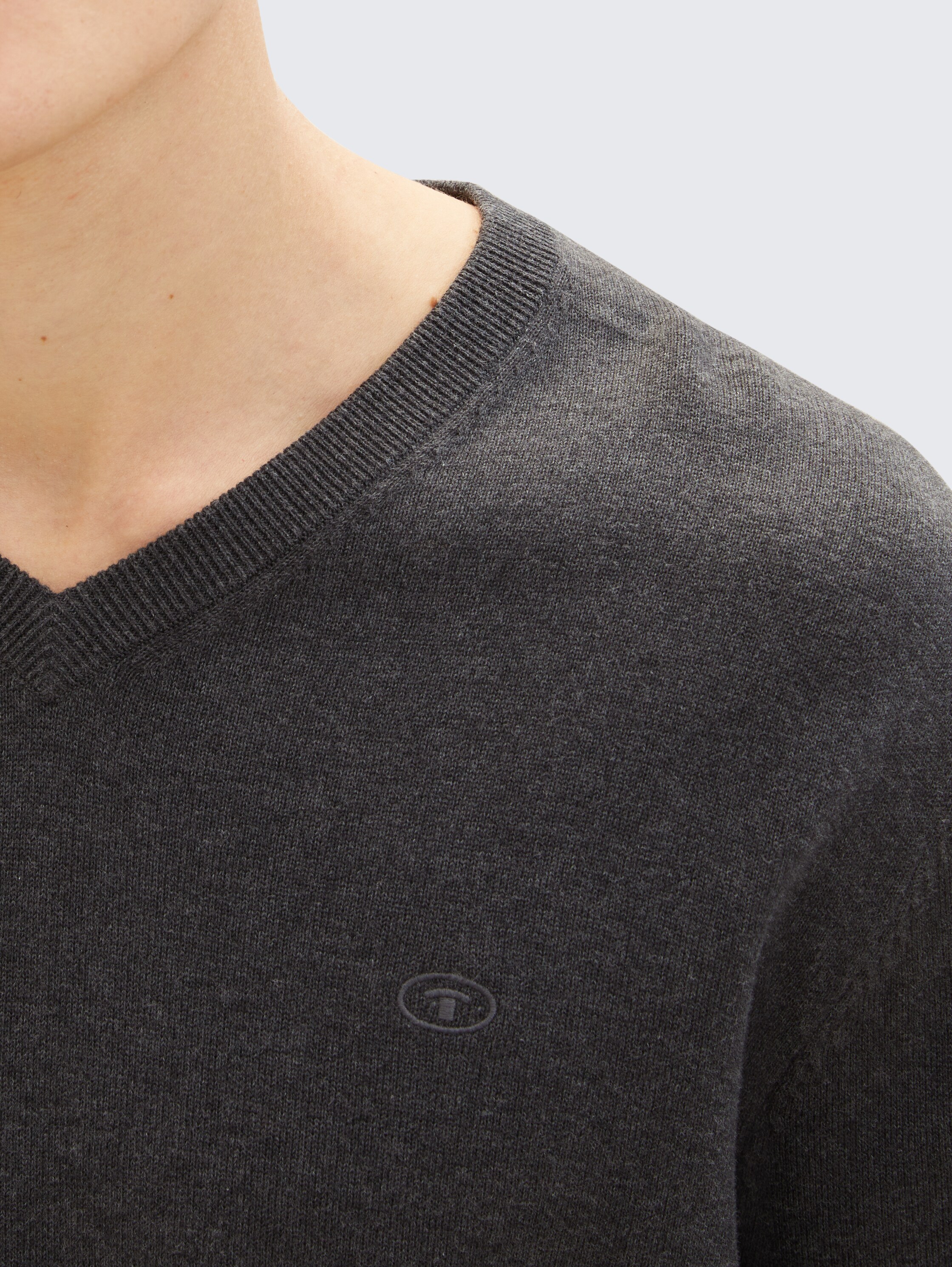 Knitted jumper with V-neck - black_grey_melange - 