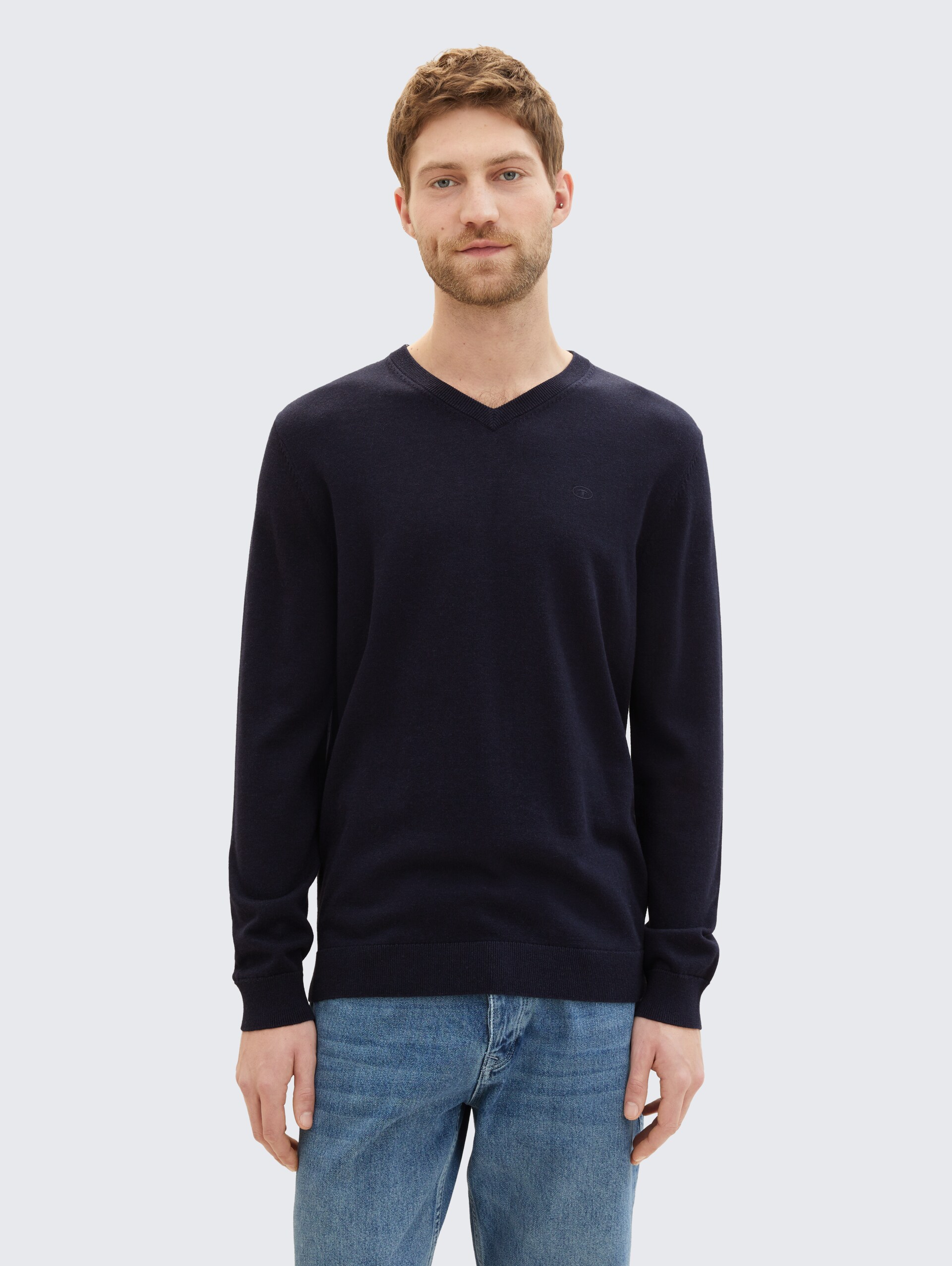 Strickpullover mit V-Ausschnitt - Knitted Navy Melange - Ausschnitt Model-Vorderansicht
