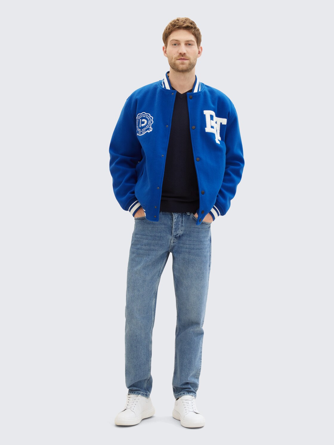 Strickpullover mit V-Ausschnitt - Knitted Navy Melange - Model-Vorderansicht