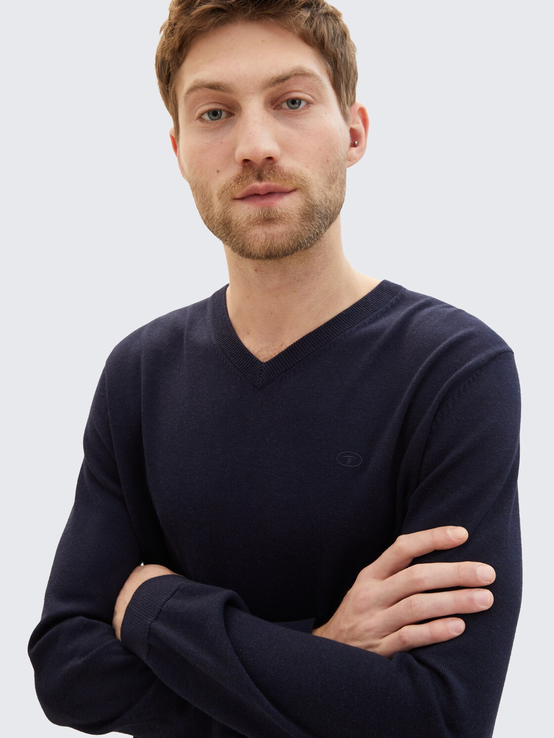 Strickpullover mit V-Ausschnitt - Knitted Navy Melange - Detail-Model-Ansicht