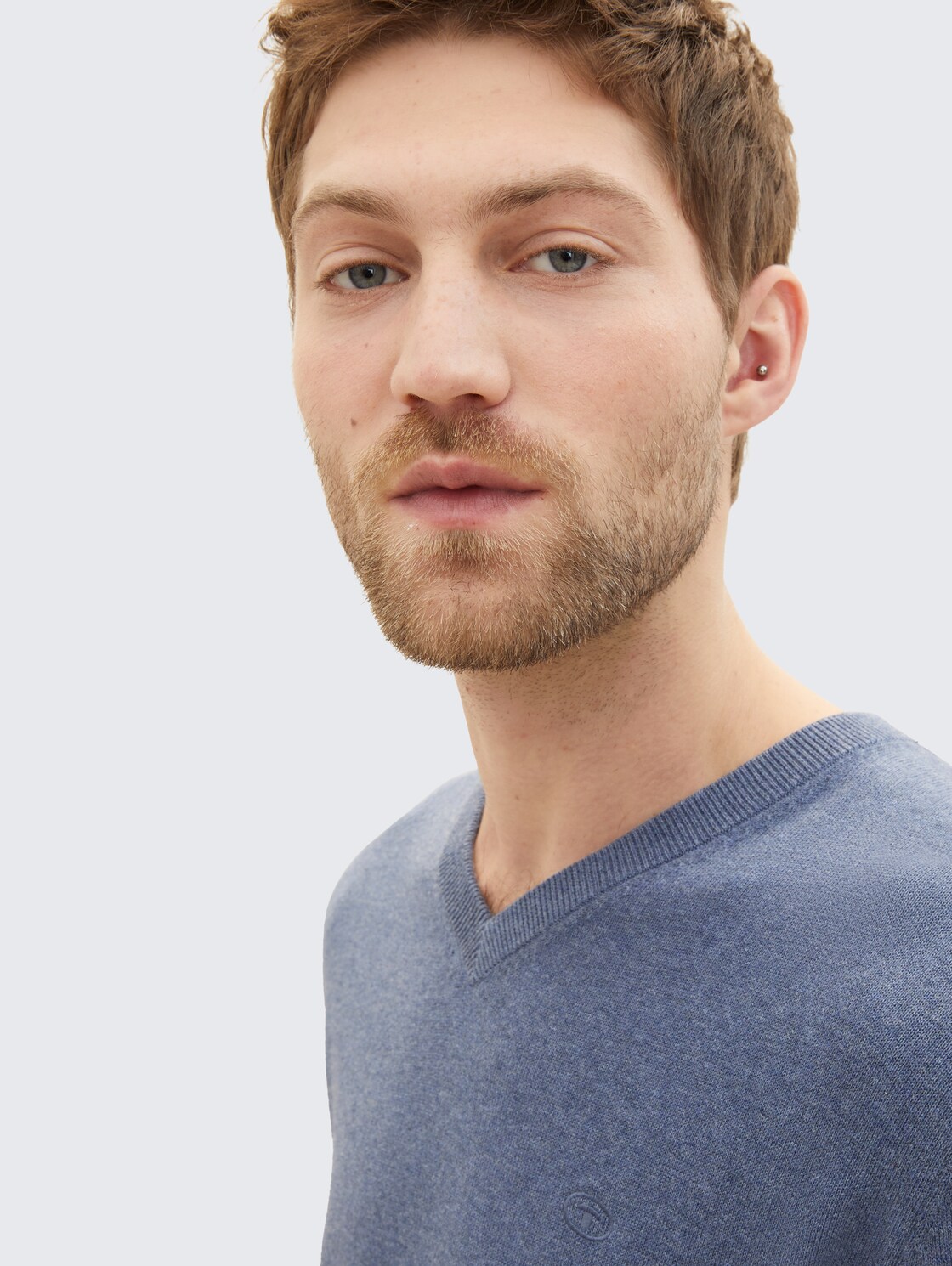 Strickpullover mit V-Ausschnitt - vintage indigo blue melange - Detail-Model-Ansicht