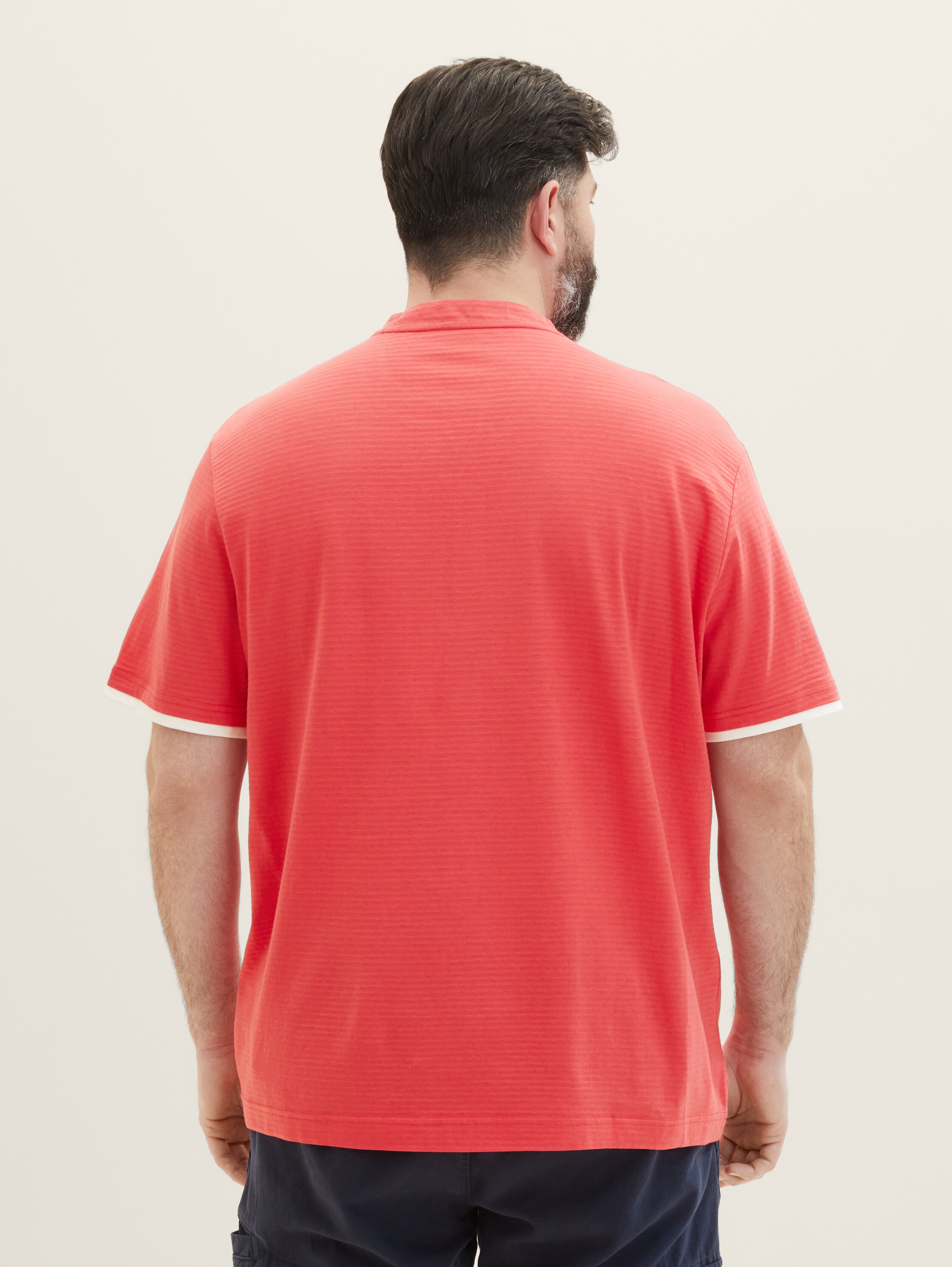 Plus Size - Gestreiftes T-Shirt - soft berry red - Auschnitt Model-Rückansicht