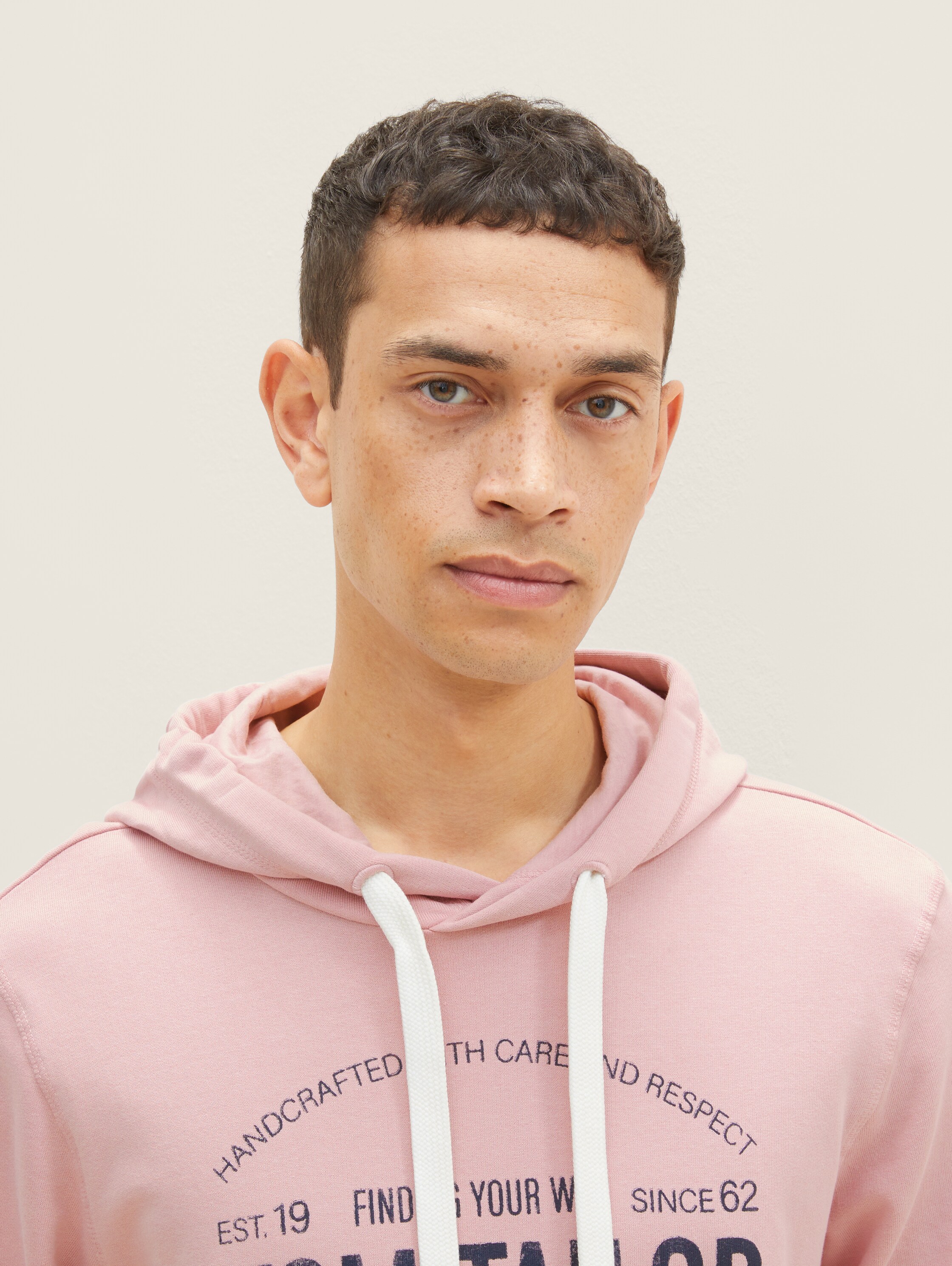 Hoodie met print - Morning Pink - Detailaanzicht model