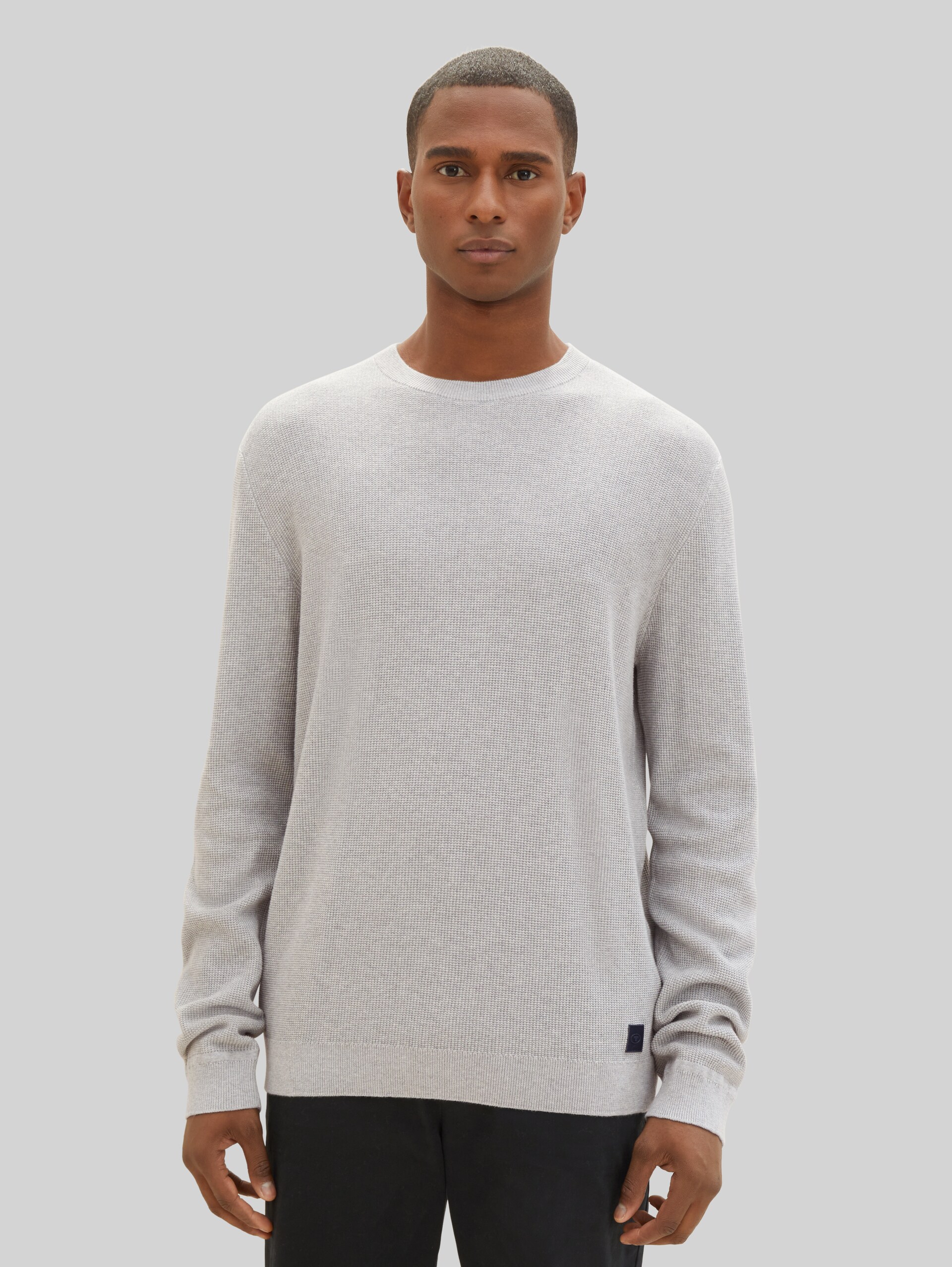 Gebreide trui met structuur - Light Soft Grey Melange - Nek model vooraanzicht