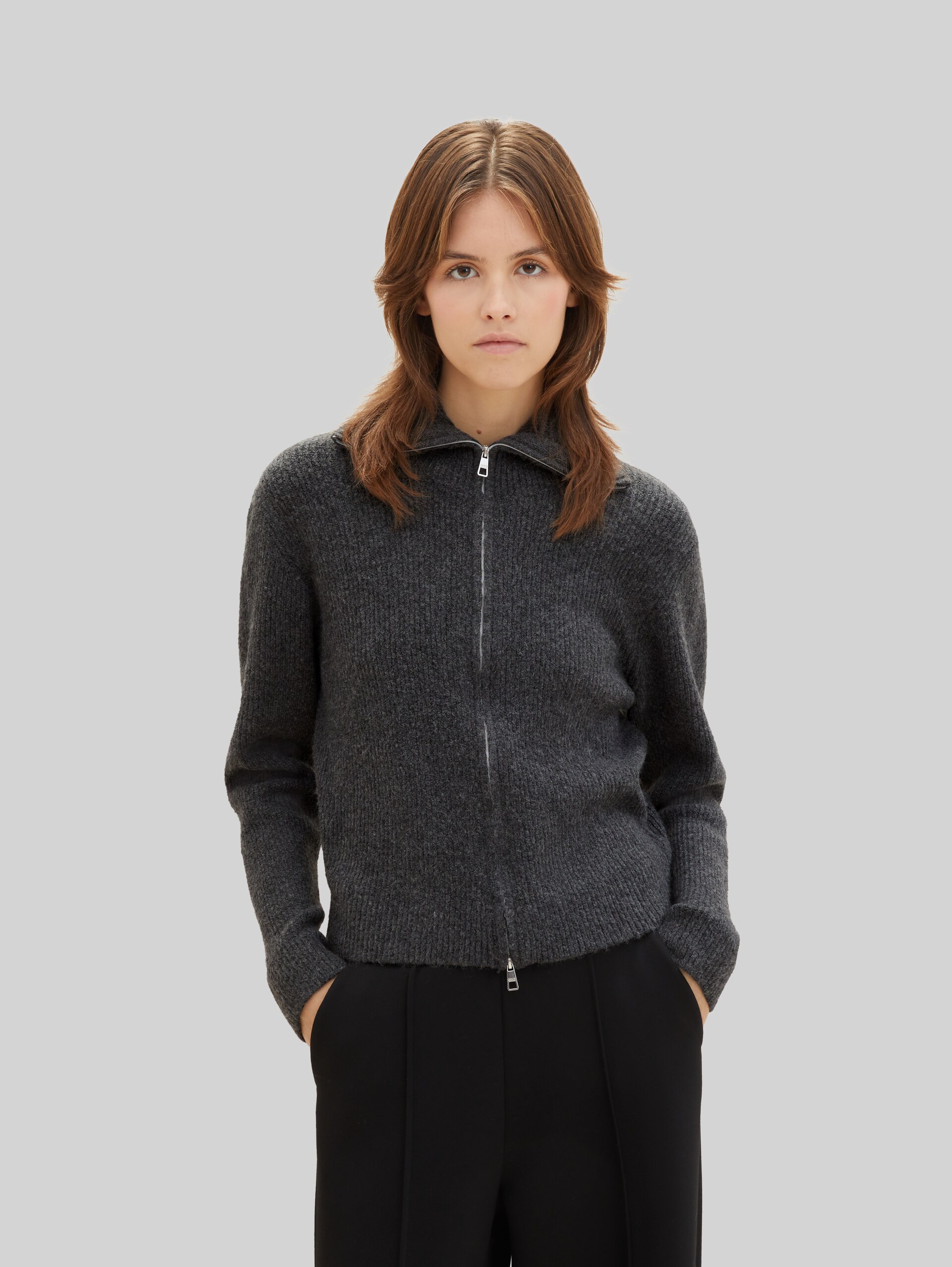 Strickjacke mit recyceltem Polyester - Shale Grey Melange - Ausschnitt Model-Vorderansicht
