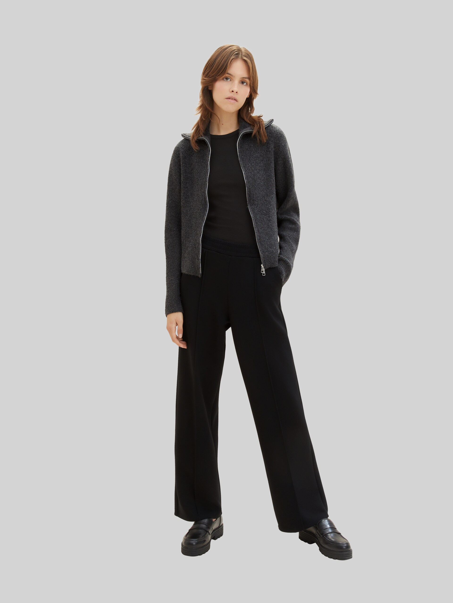 Strickjacke mit recyceltem Polyester - Shale Grey Melange - Model-Vorderansicht