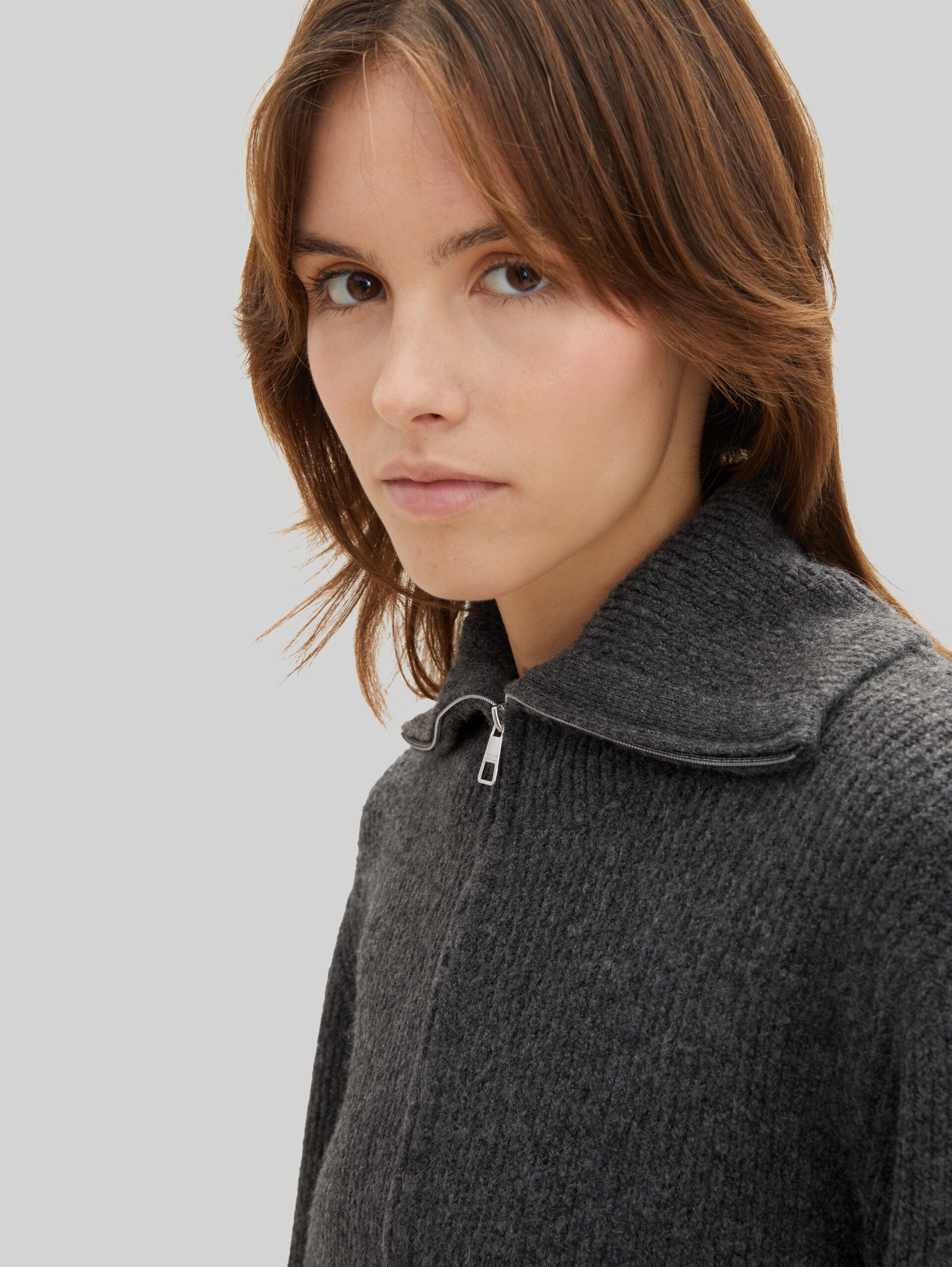 Strickjacke mit recyceltem Polyester - Shale Grey Melange - Detail-Model-Ansicht