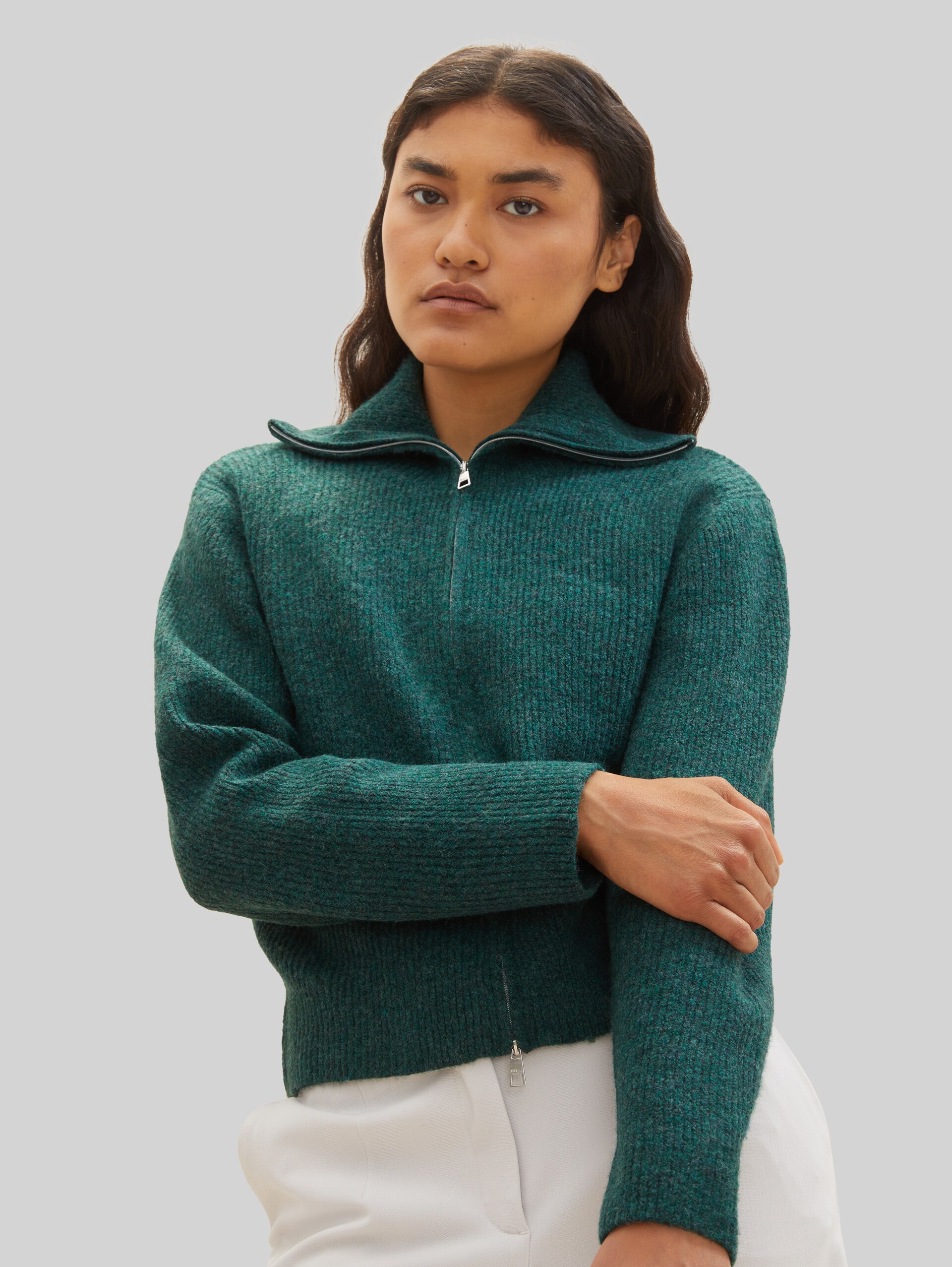 Strickjacke mit recyceltem Polyester - Midnight Forest Green Mélange - Ausschnitt Model-Vorderansicht