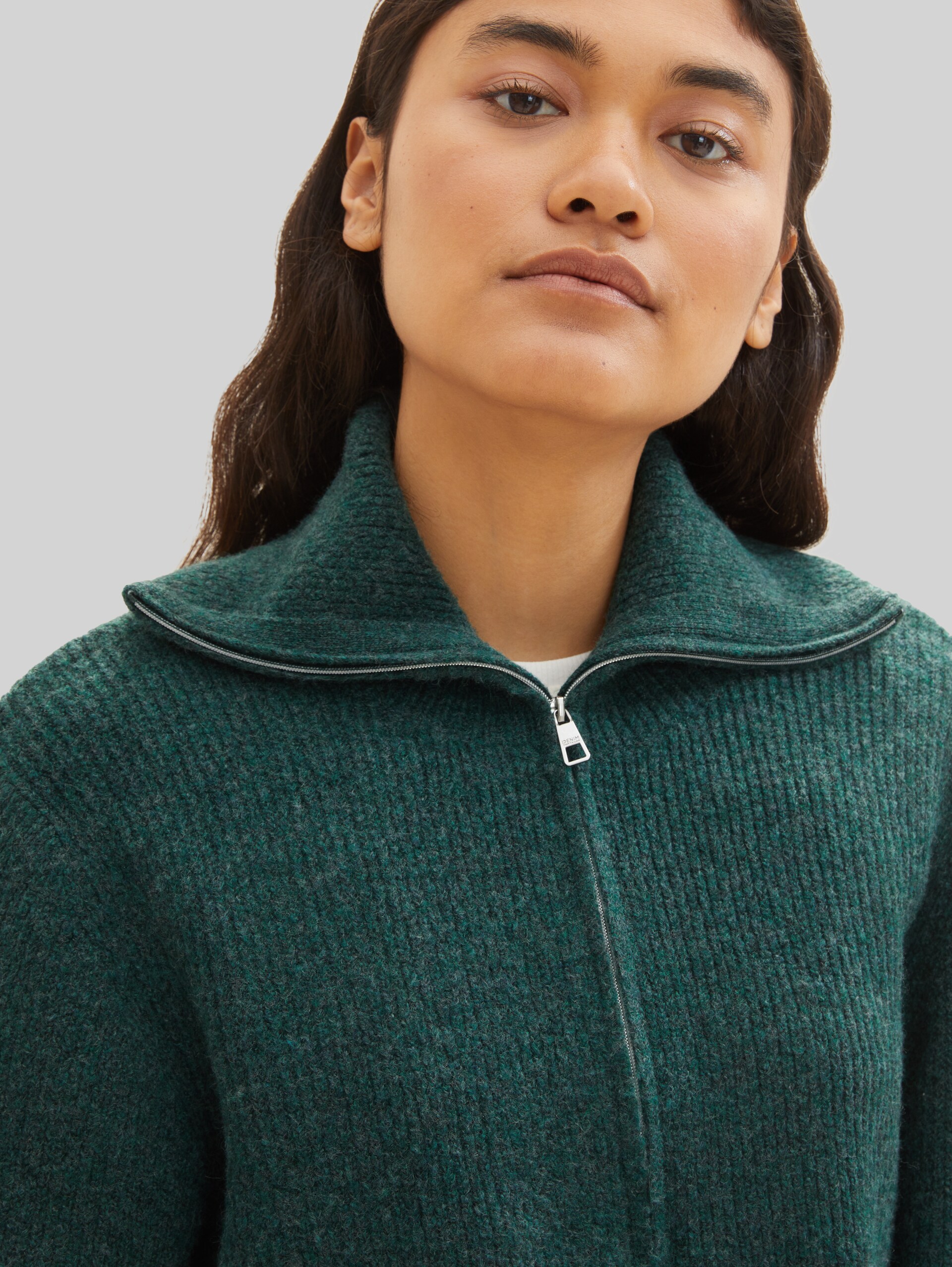 Strickjacke mit recyceltem Polyester - Midnight Forest Green Mélange - Model-Vorderansicht
