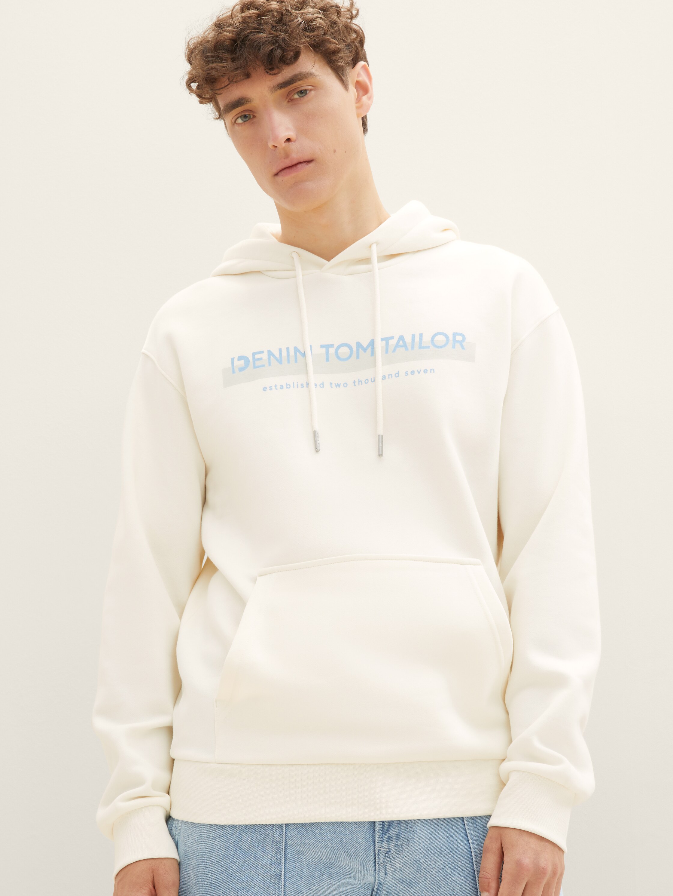 Sweat à capuche avec logo imprimé - Soft Light Beige - Découpe Vue de face du modèle