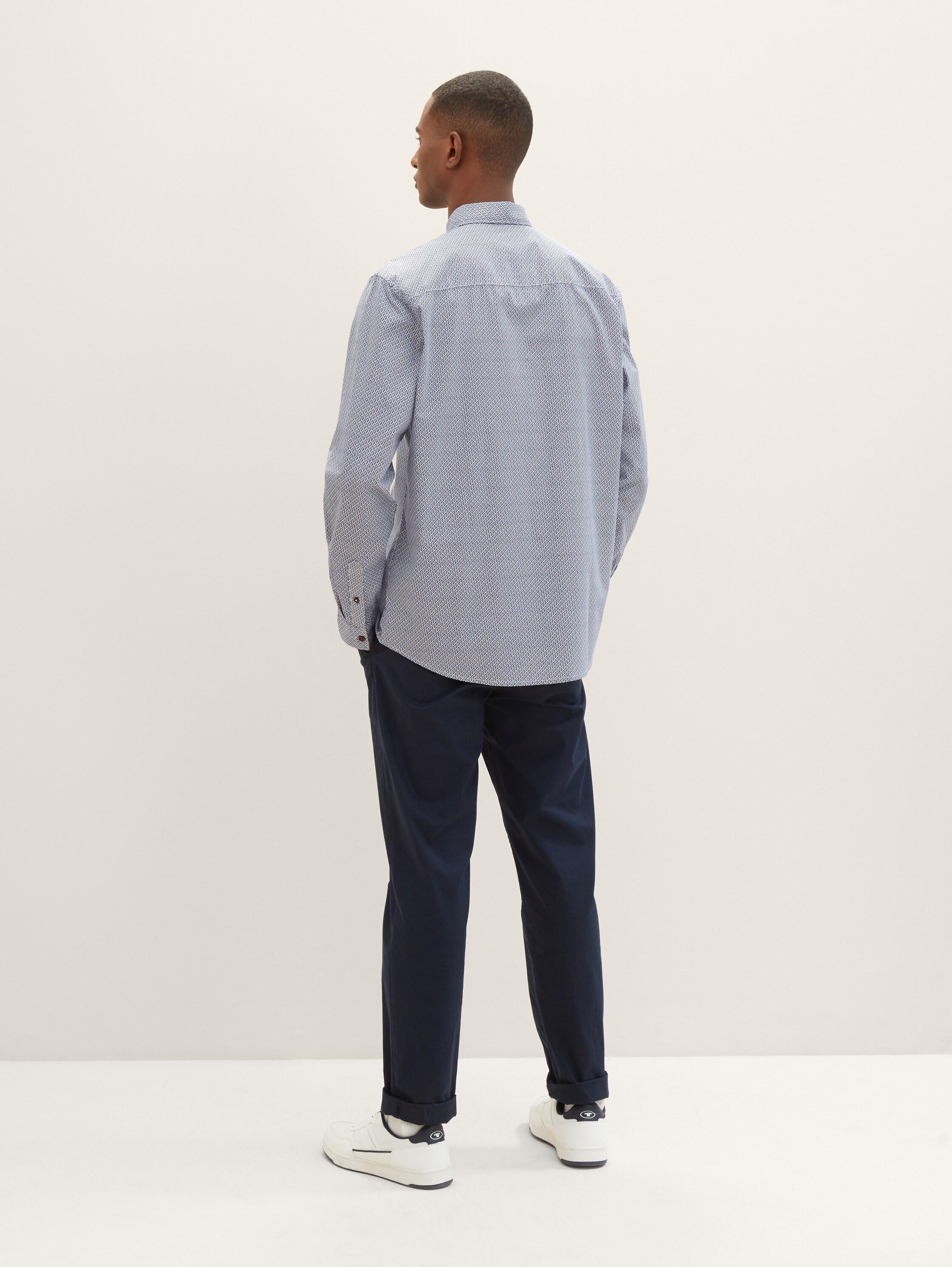 Hemd mit Allover-Print - beige blue minimal design - Auschnitt Model-Rückansicht