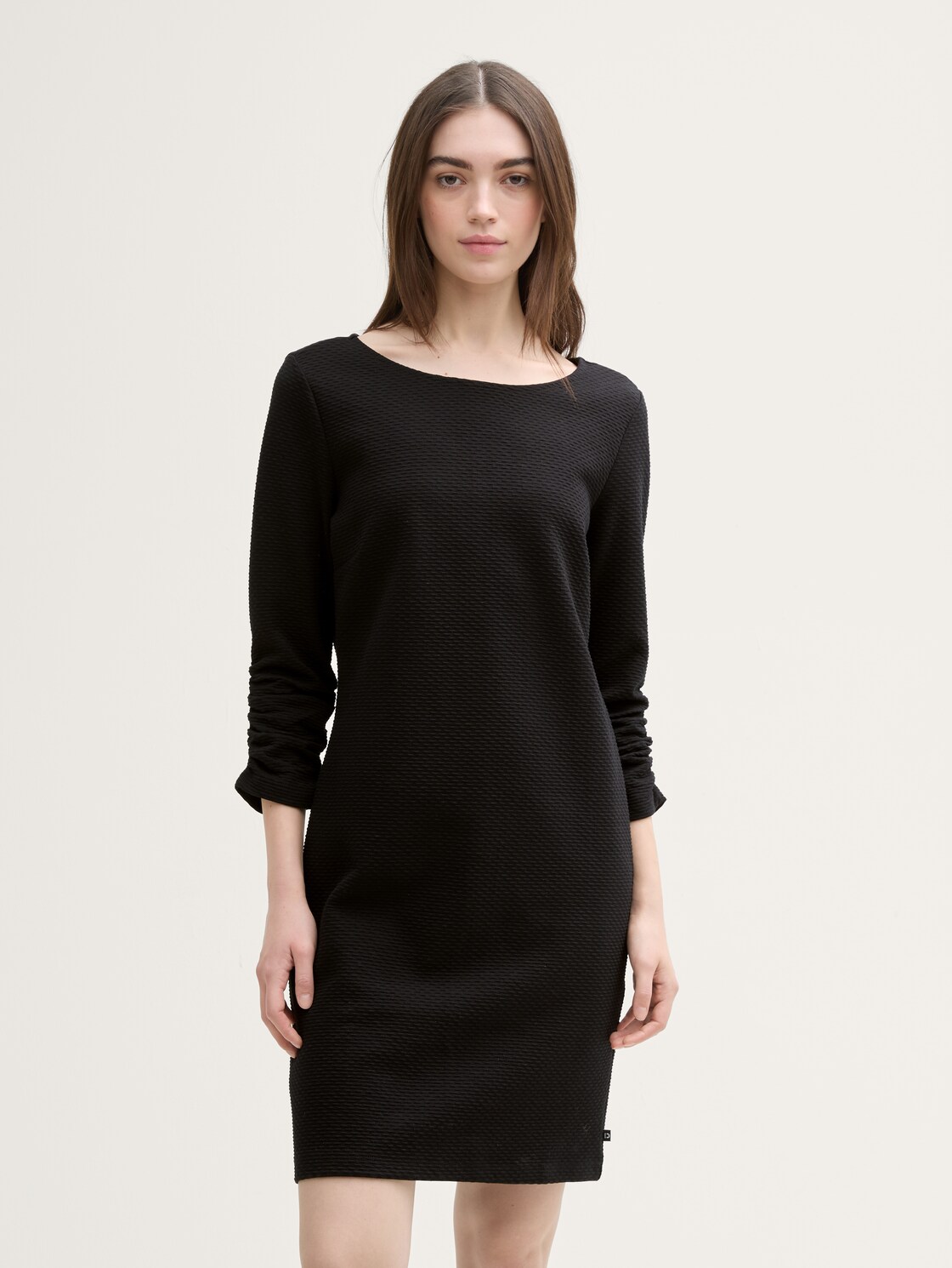 Mini-Kleid mit 3/4 Arm - Black - Model-Vorderansicht