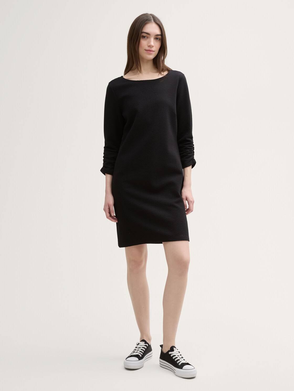 Mini-Kleid mit 3/4 Arm - Black - seitliche Model-Ansicht
