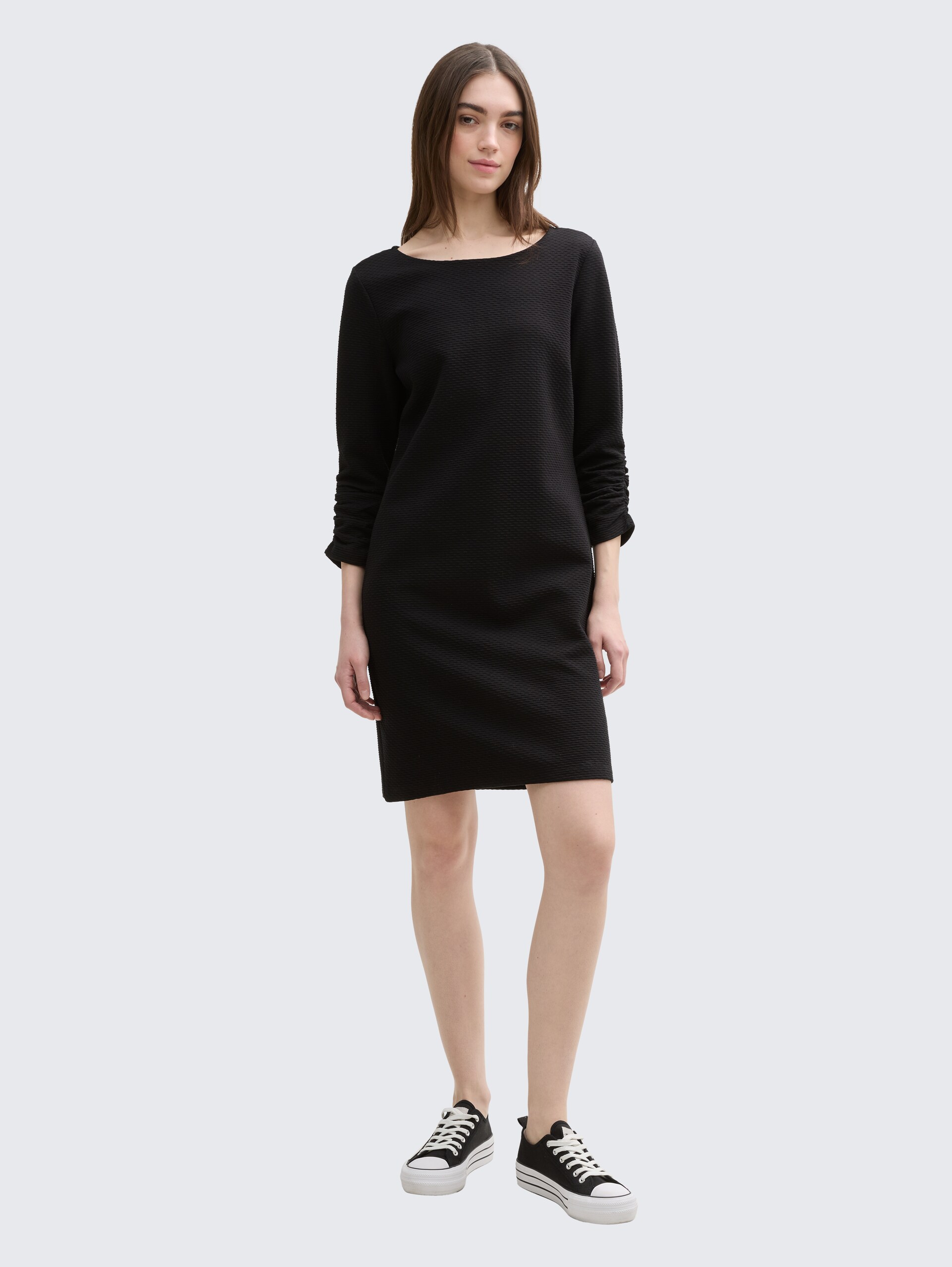 Mini-Kleid mit 3/4 Arm - Black - seitliche Model-Ansicht