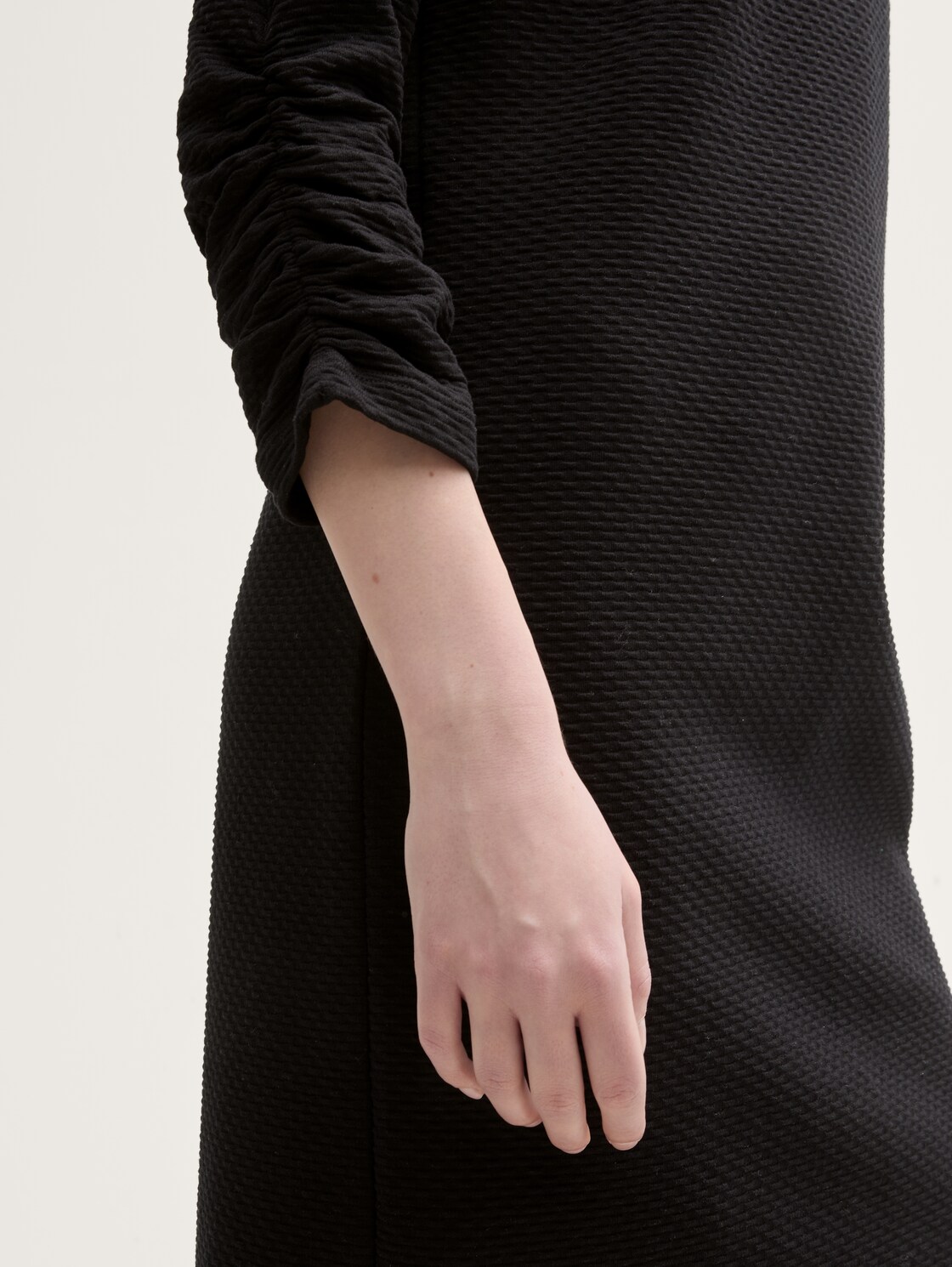 Mini-Kleid mit 3/4 Arm - Black - Detail-Model-Ansicht