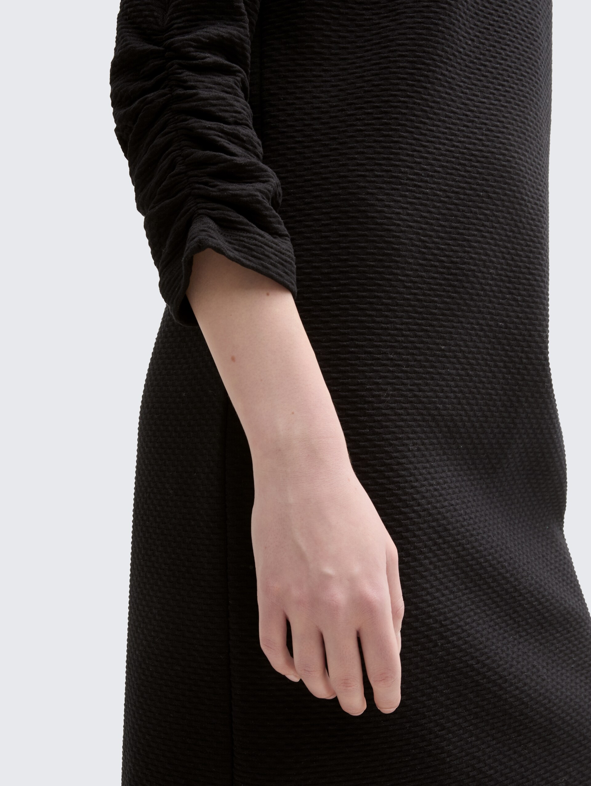 Mini-Kleid mit 3/4 Arm - Black - Detail-Model-Ansicht