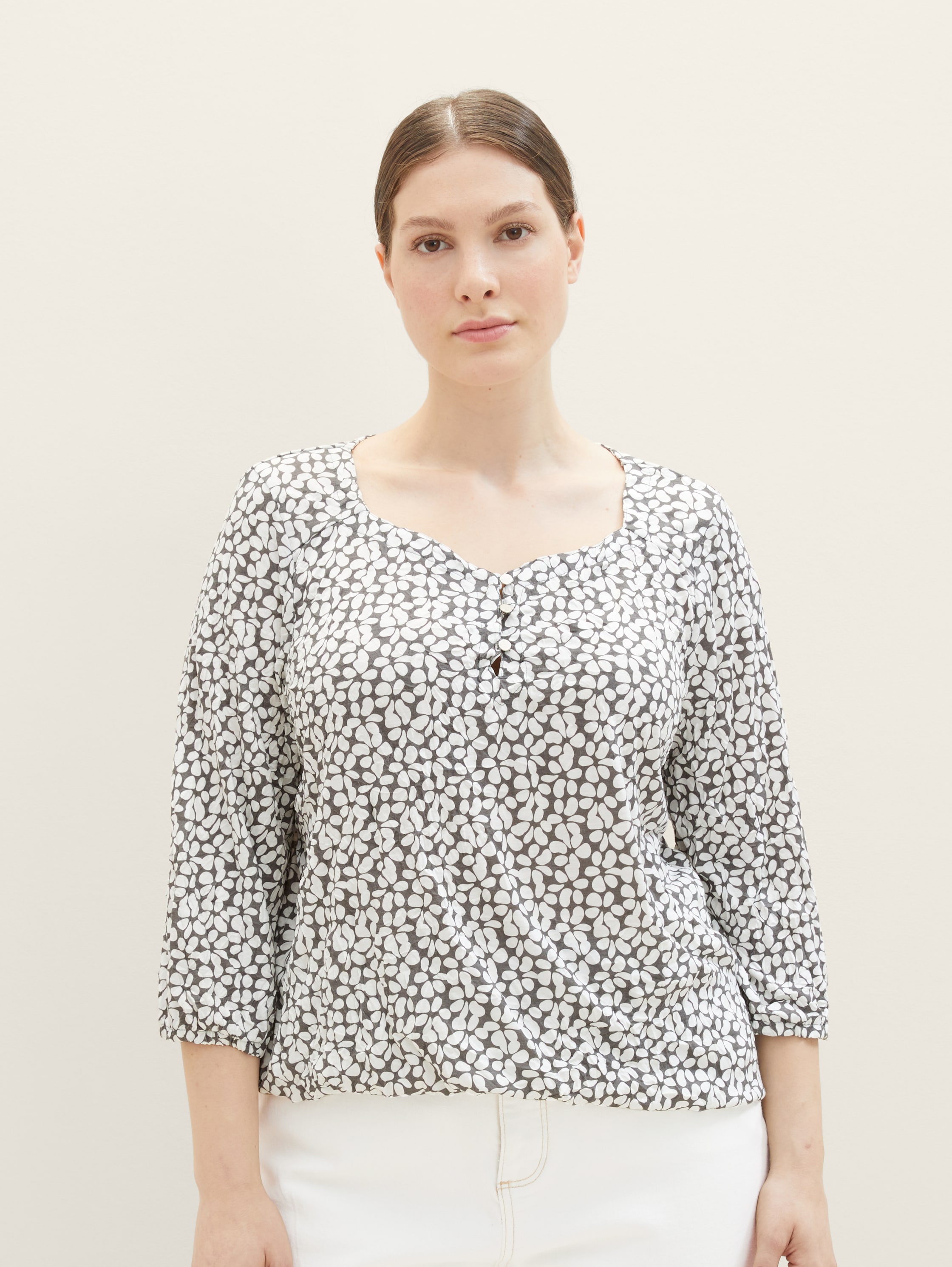 Plus Size - Gemustertes Shirt mit Knöpfen - grey floral design - Ausschnitt Model-Vorderansicht