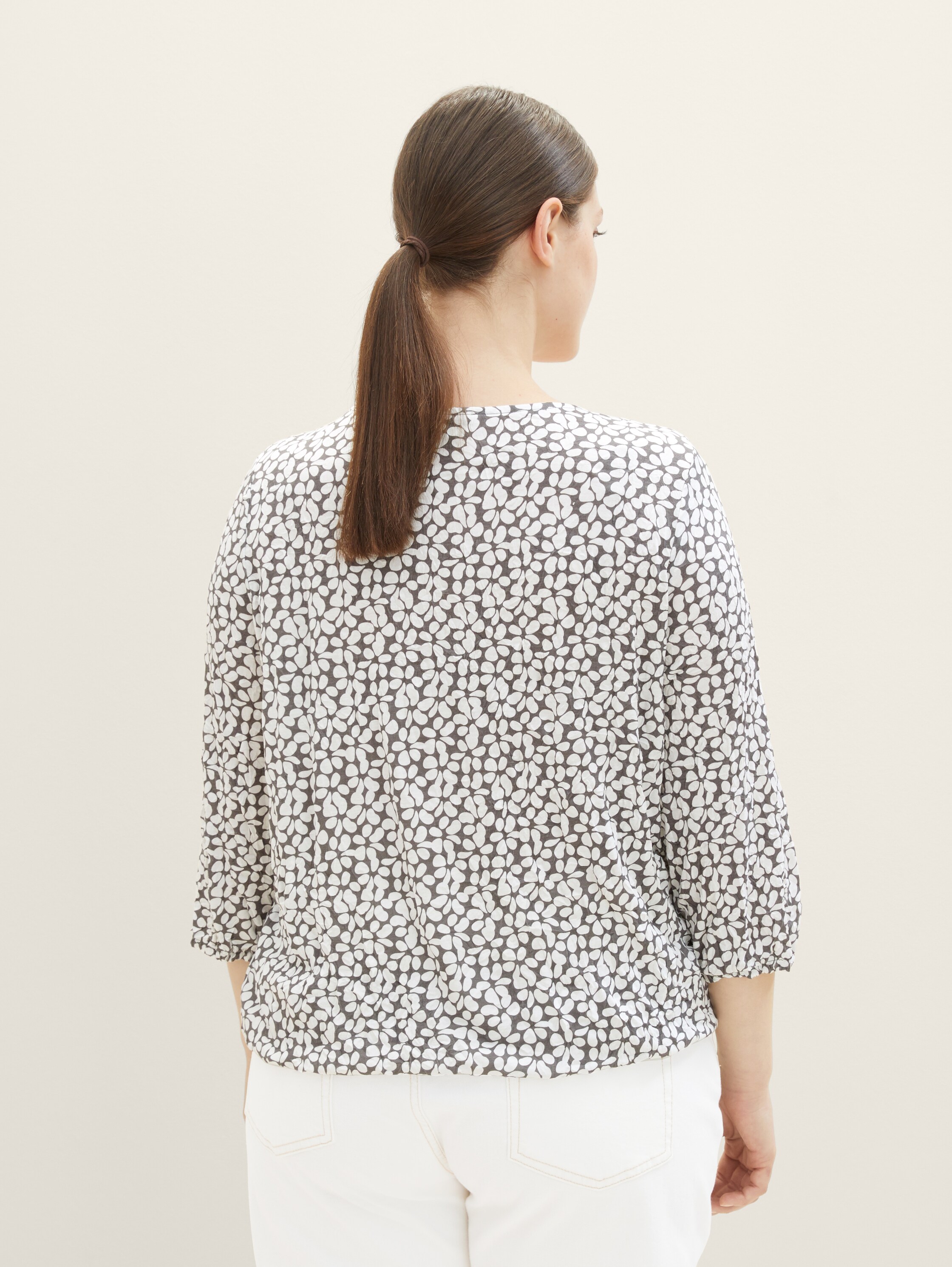 Plus Size - Gemustertes Shirt mit Knöpfen - grey floral design - Auschnitt Model-Rückansicht