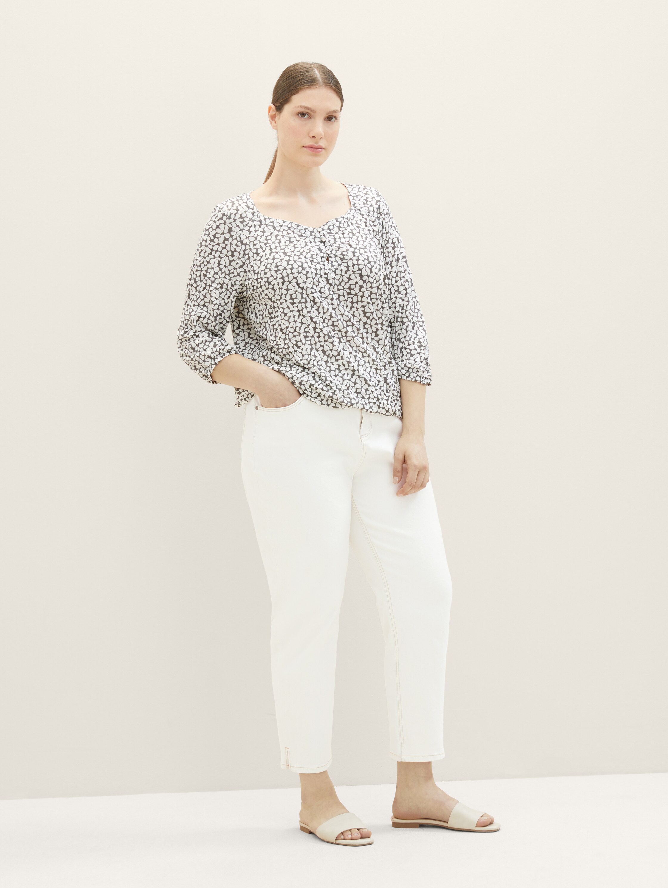 Plus Size - Gemustertes Shirt mit Knöpfen - grey floral design - Model-Vorderansicht