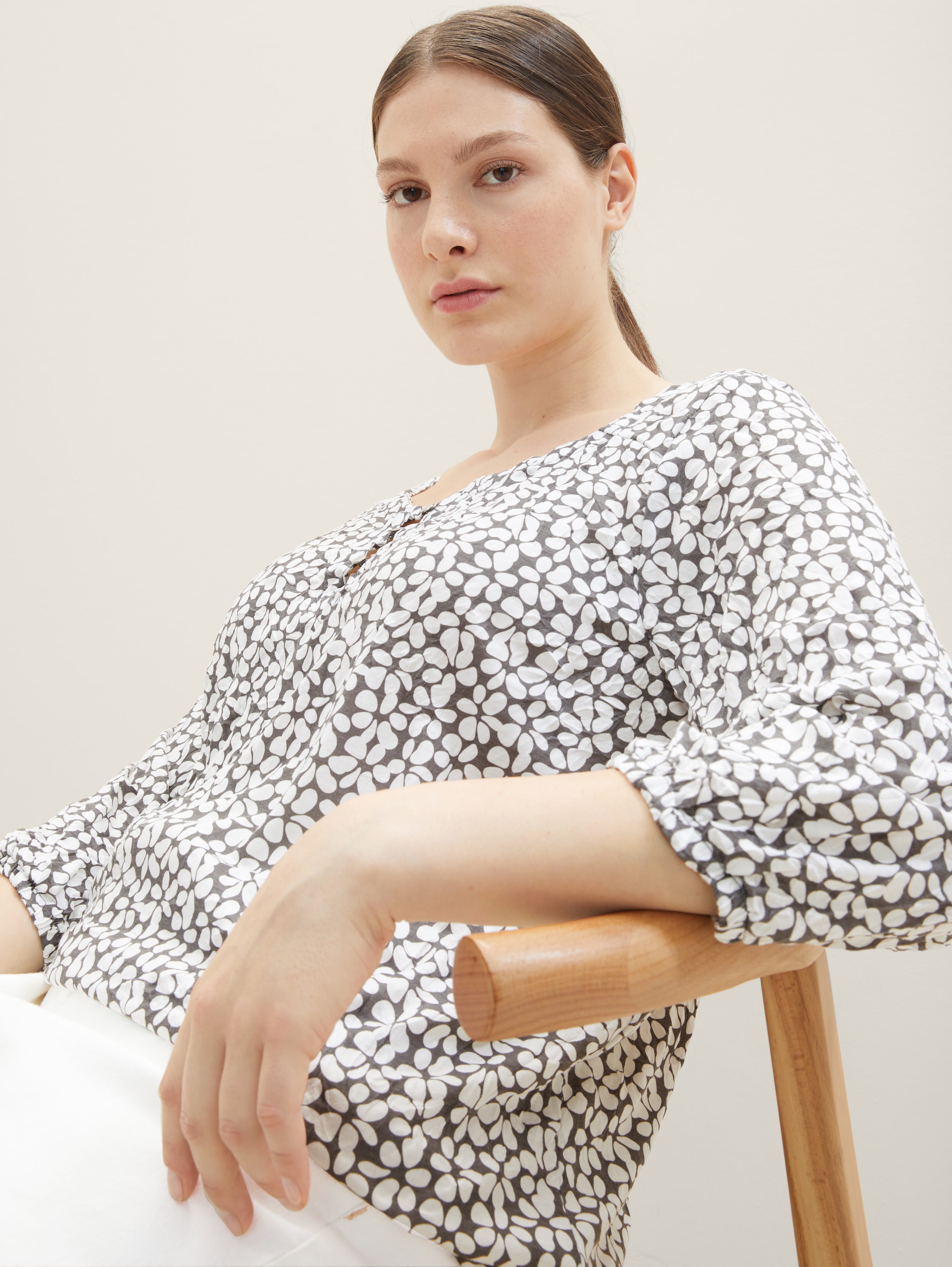 Plus Size - Gemustertes Shirt mit Knöpfen - grey floral design