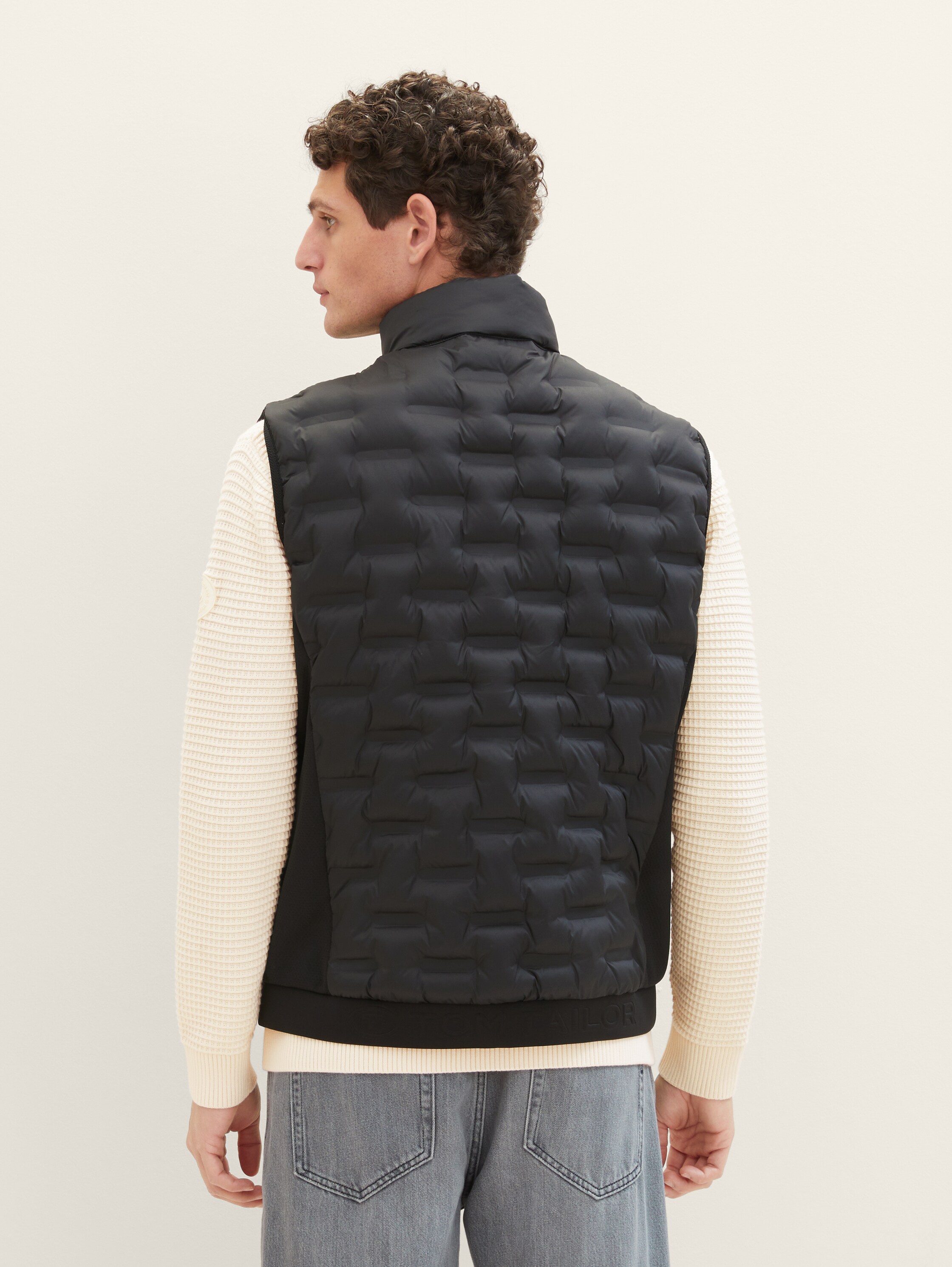 Atmungsaktive Weste - Black - Model-Rückansicht