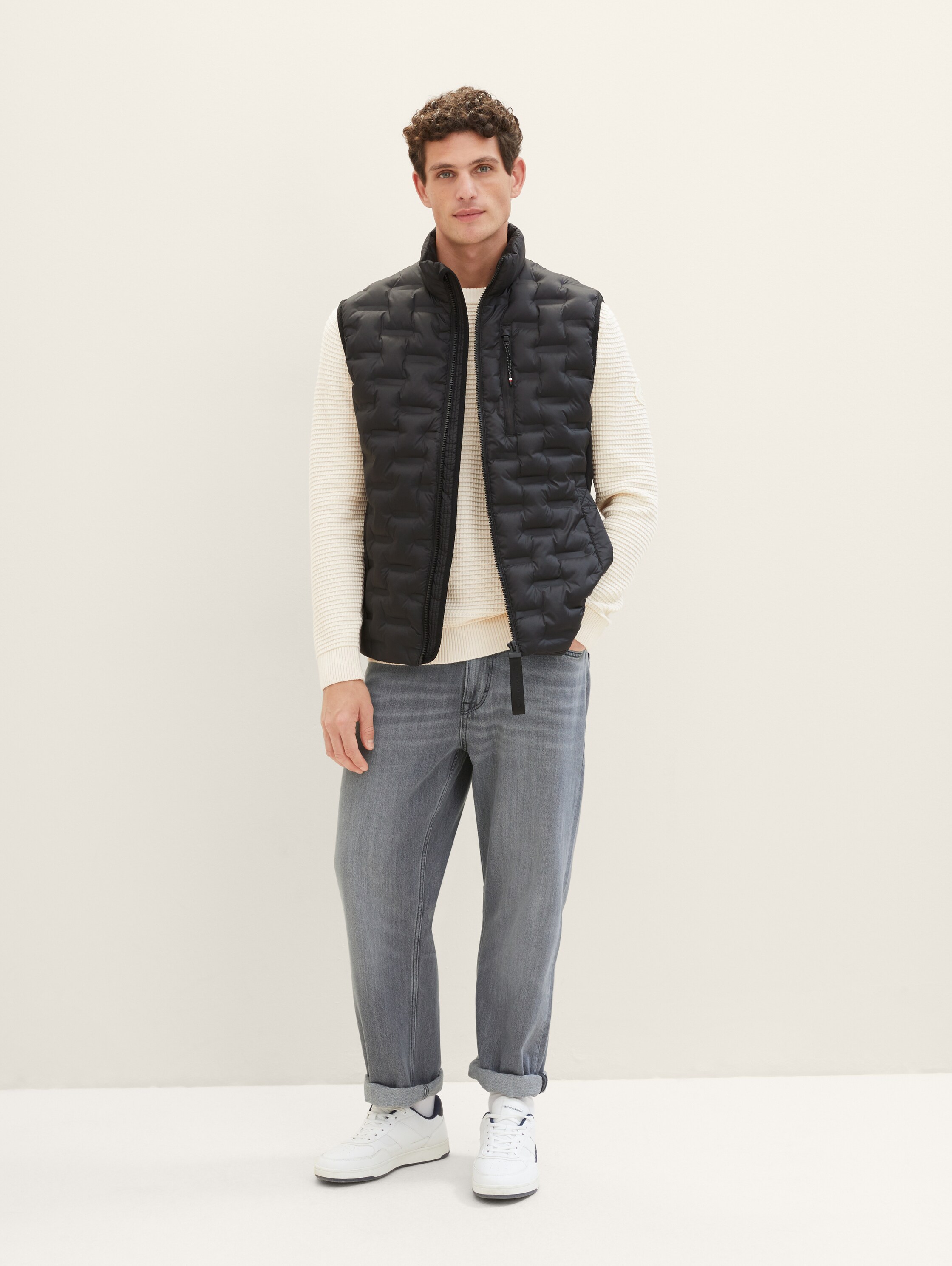 Atmungsaktive Weste - Black - seitliche Model-Ansicht