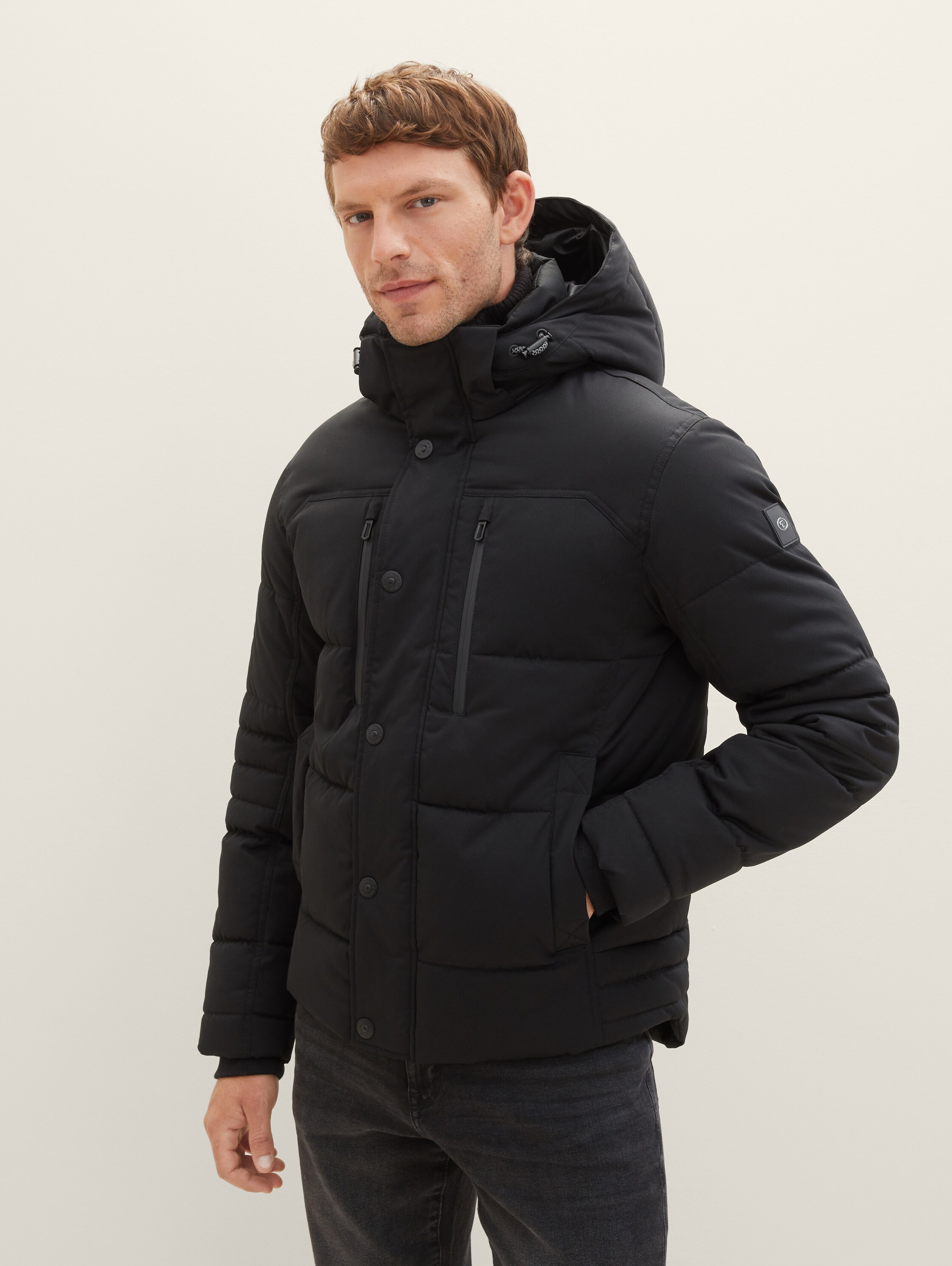 Pufferjacke mit abnehmbarer Kapuze - Black - Model-Vorderansicht