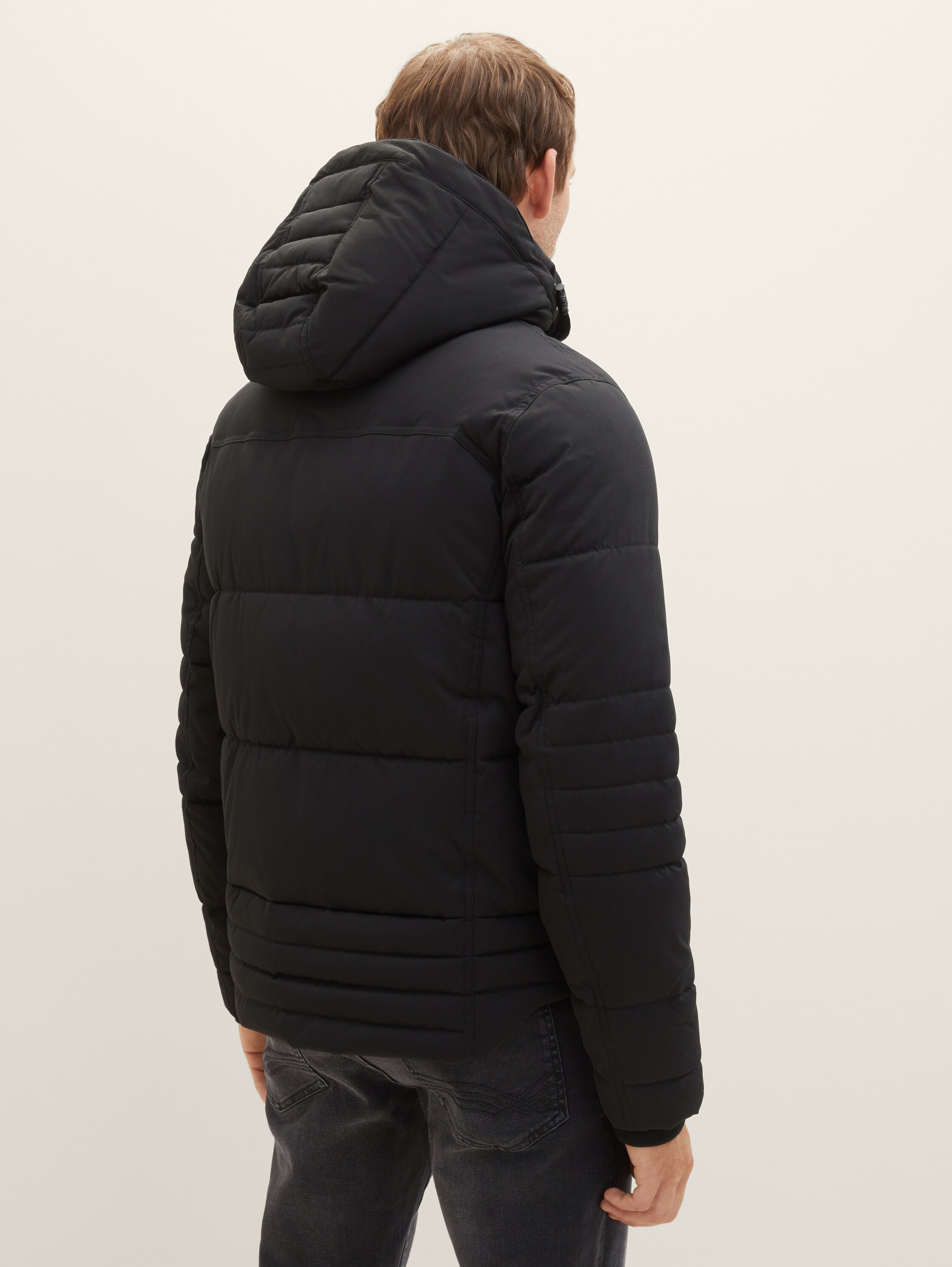 Pufferjacke mit abnehmbarer Kapuze - Black - Model-Rückansicht
