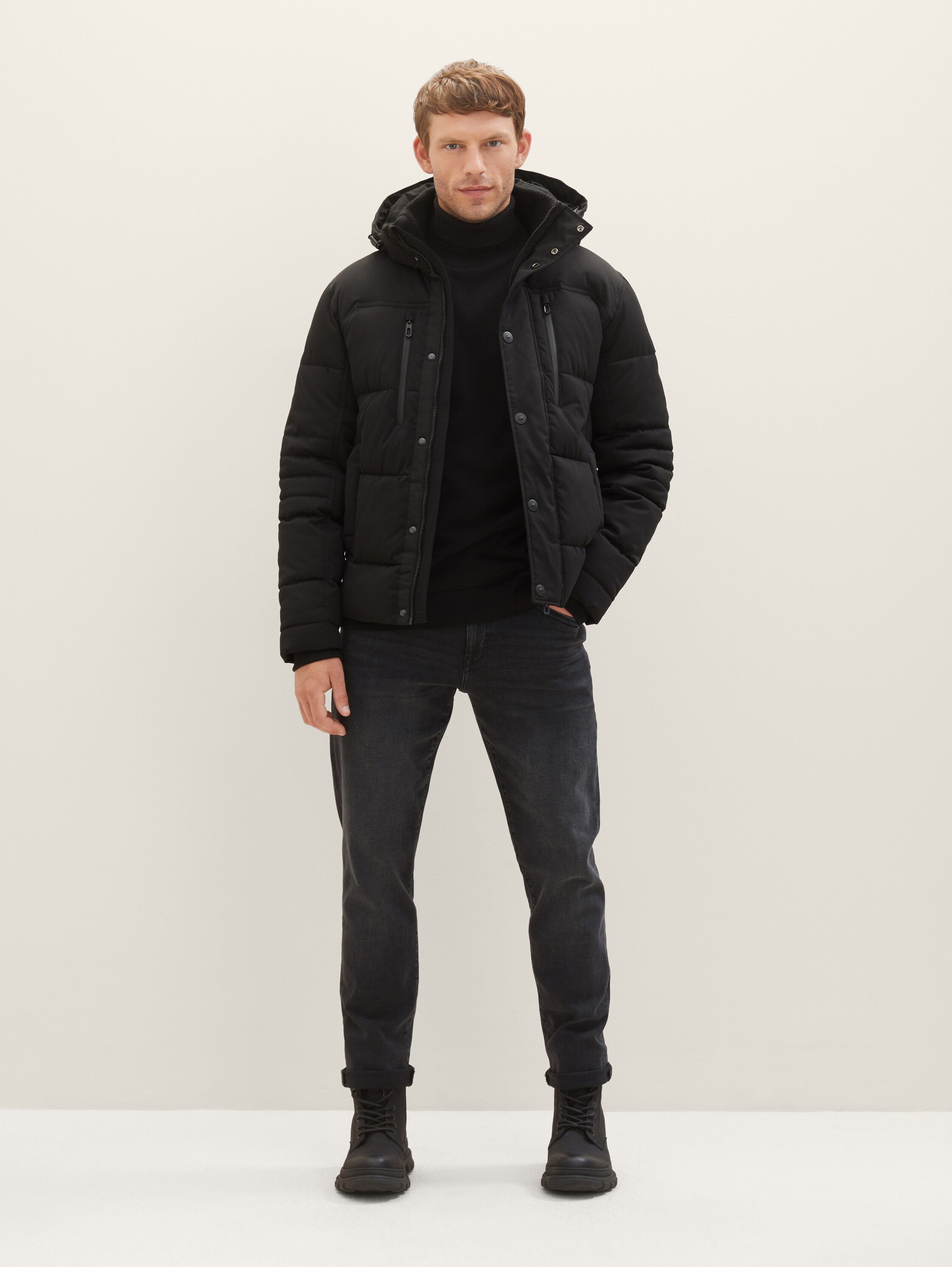 Pufferjacke mit abnehmbarer Kapuze - Black - seitliche Model-Ansicht