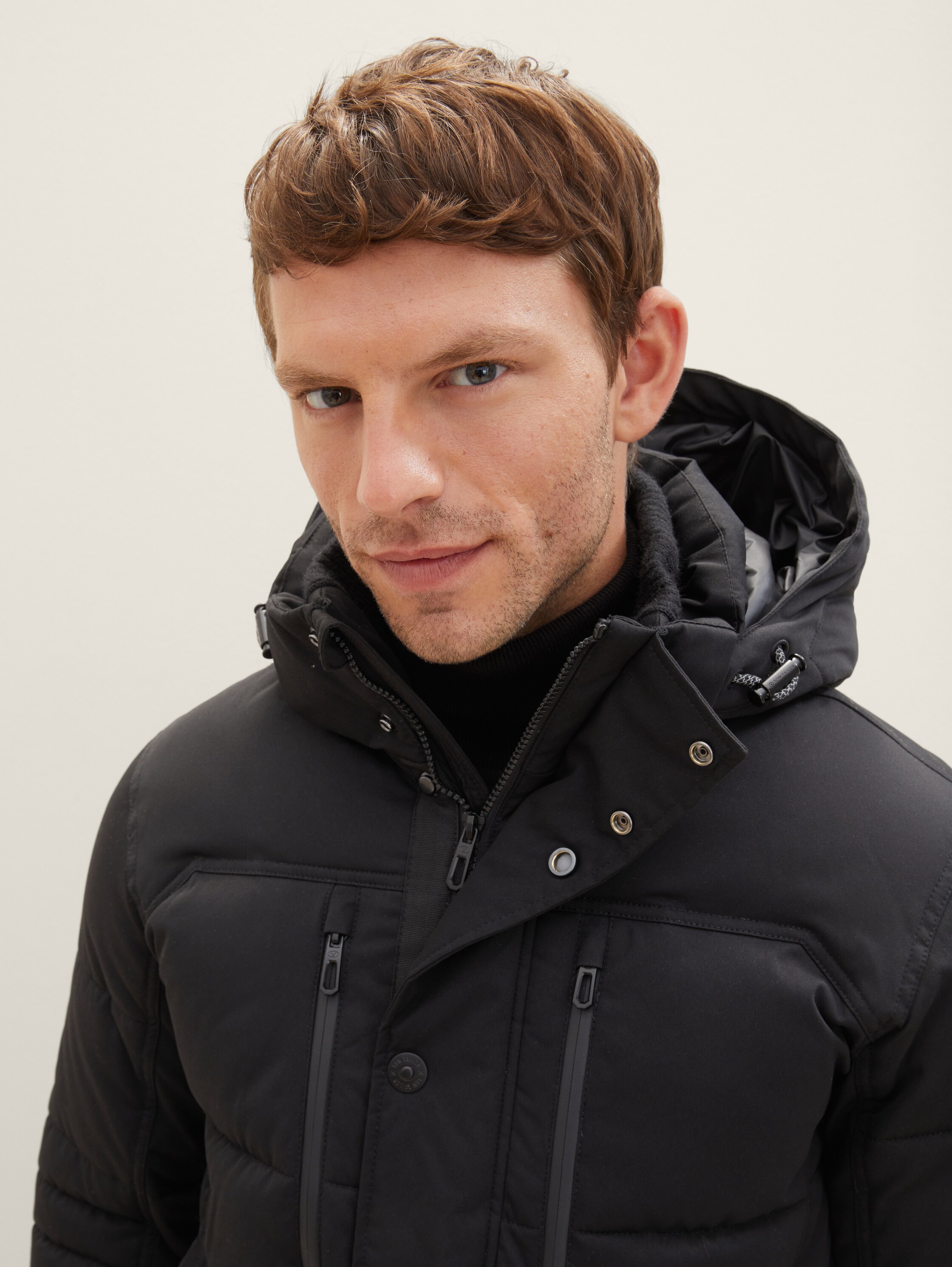 Pufferjacke mit abnehmbarer Kapuze - Black - Detail-Model-Ansicht