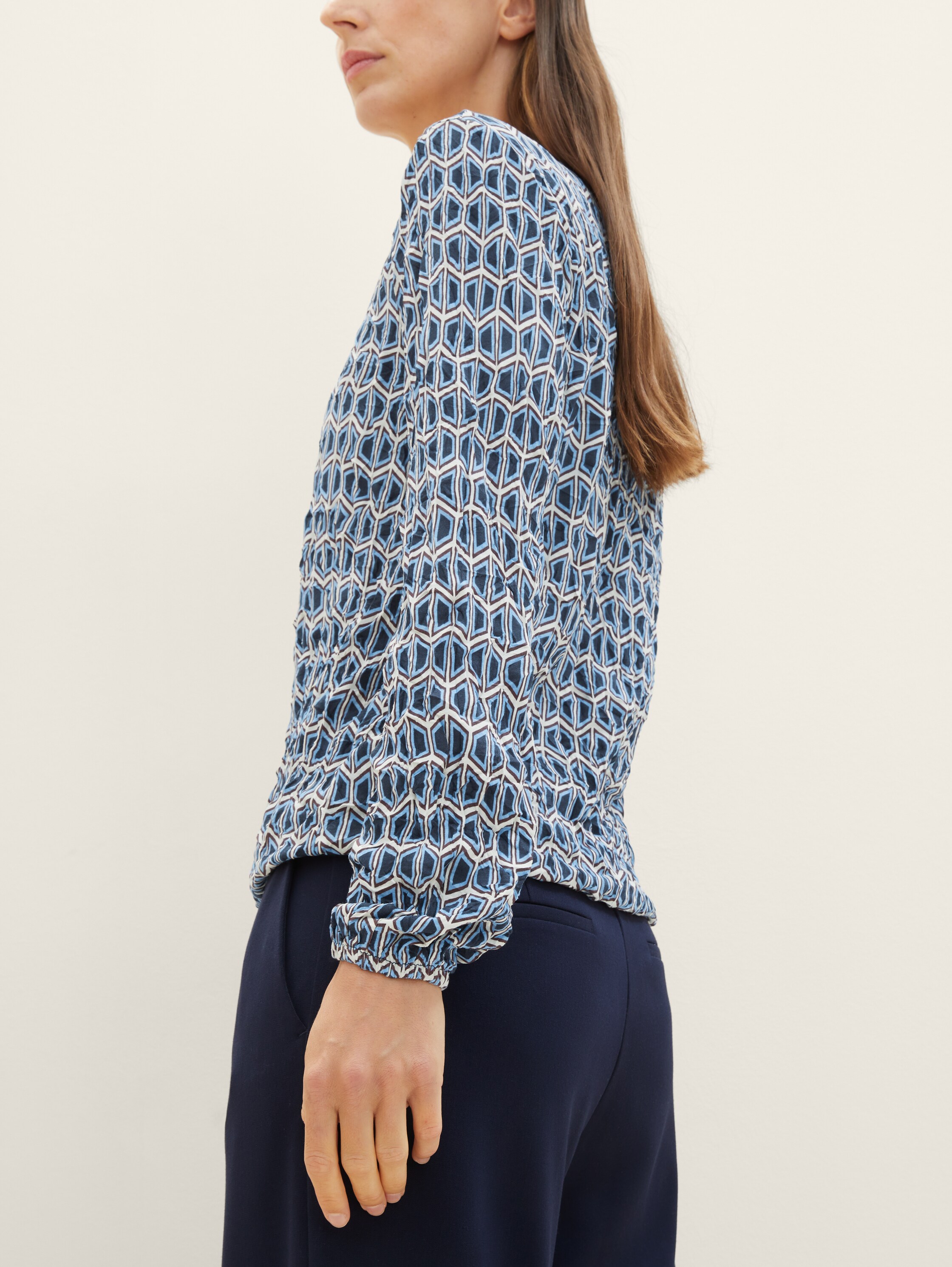 Shirt met lange mouwen van gerecycled polyester - blue brown geometrics print - Model vooraanzicht