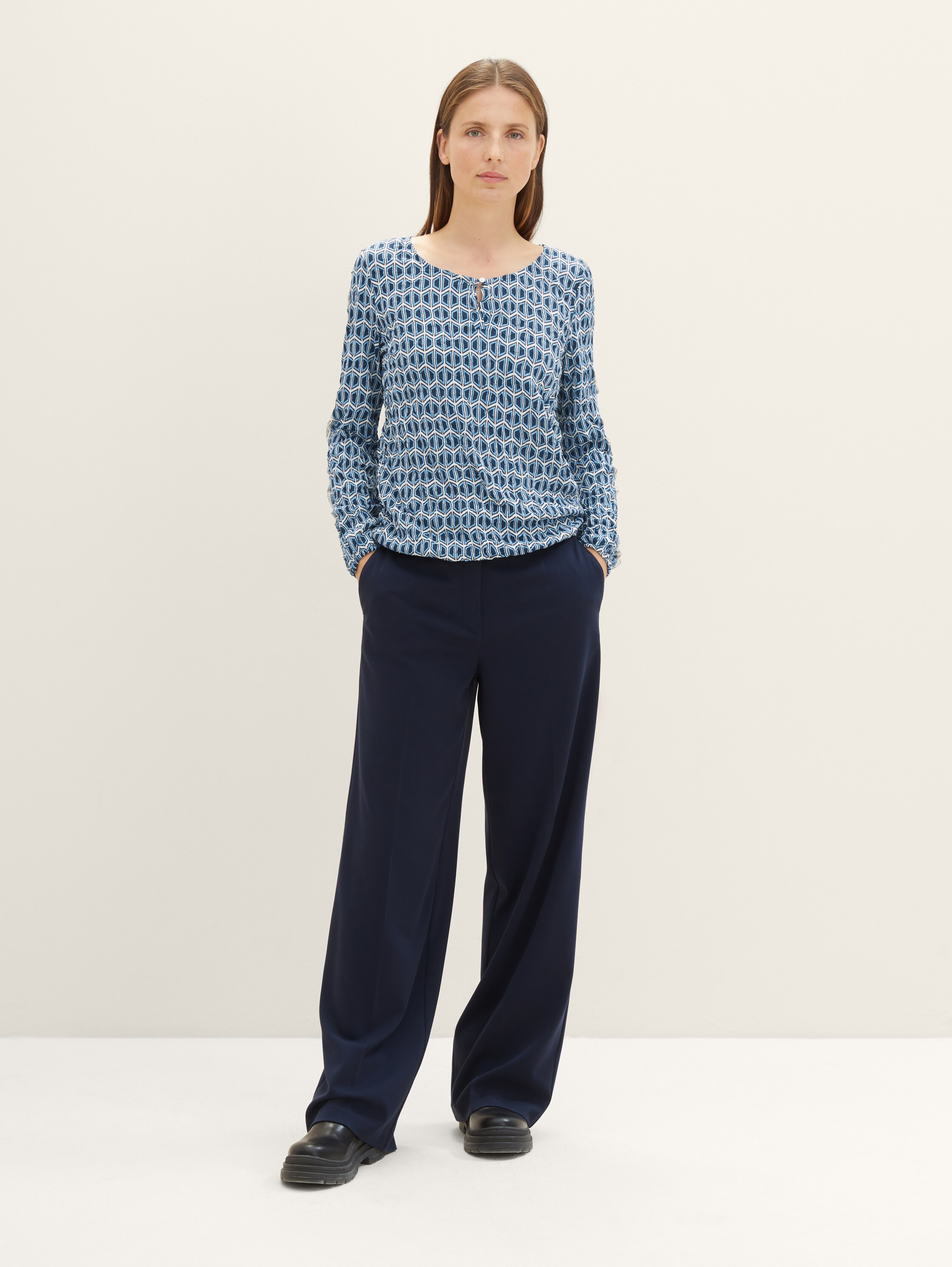 Shirt met lange mouwen van gerecycled polyester - blue brown geometrics print - Detailaanzicht model