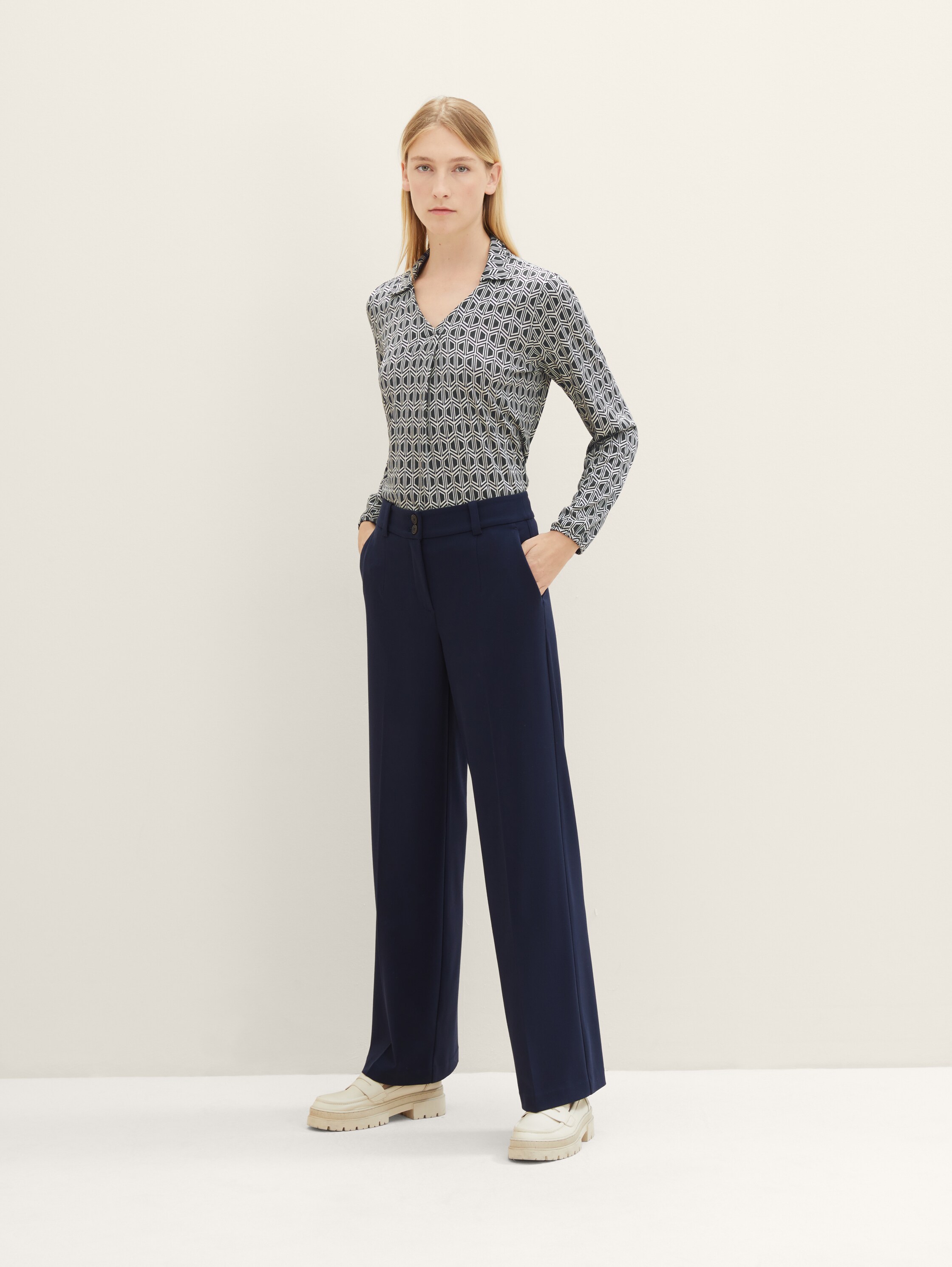 T-Shirt-Bluse mit Allover-Print - navy geometrics print - Model-Vorderansicht