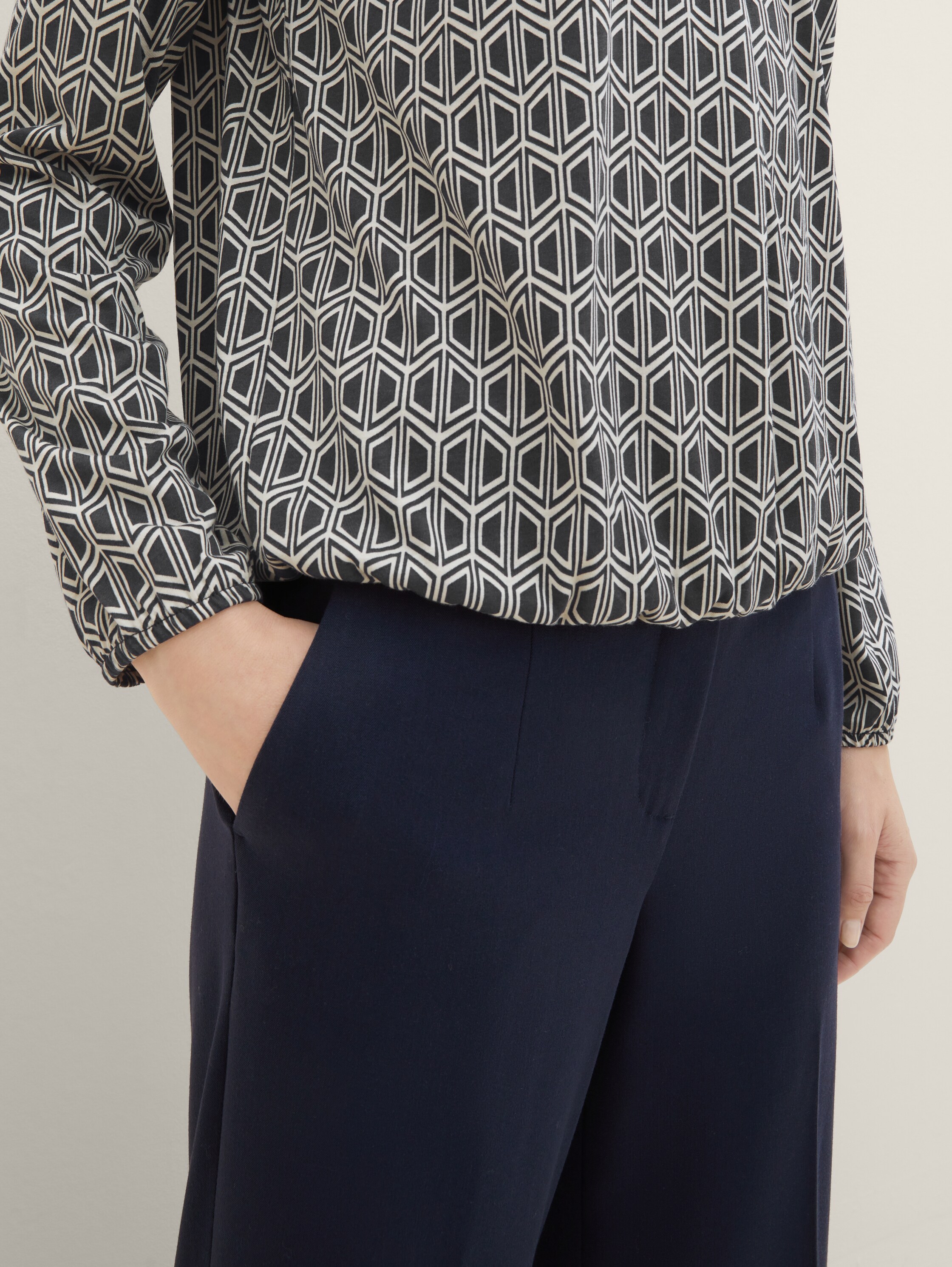 T-Shirt-Bluse mit Allover-Print - navy geometrics print - Detail-Model-Ansicht