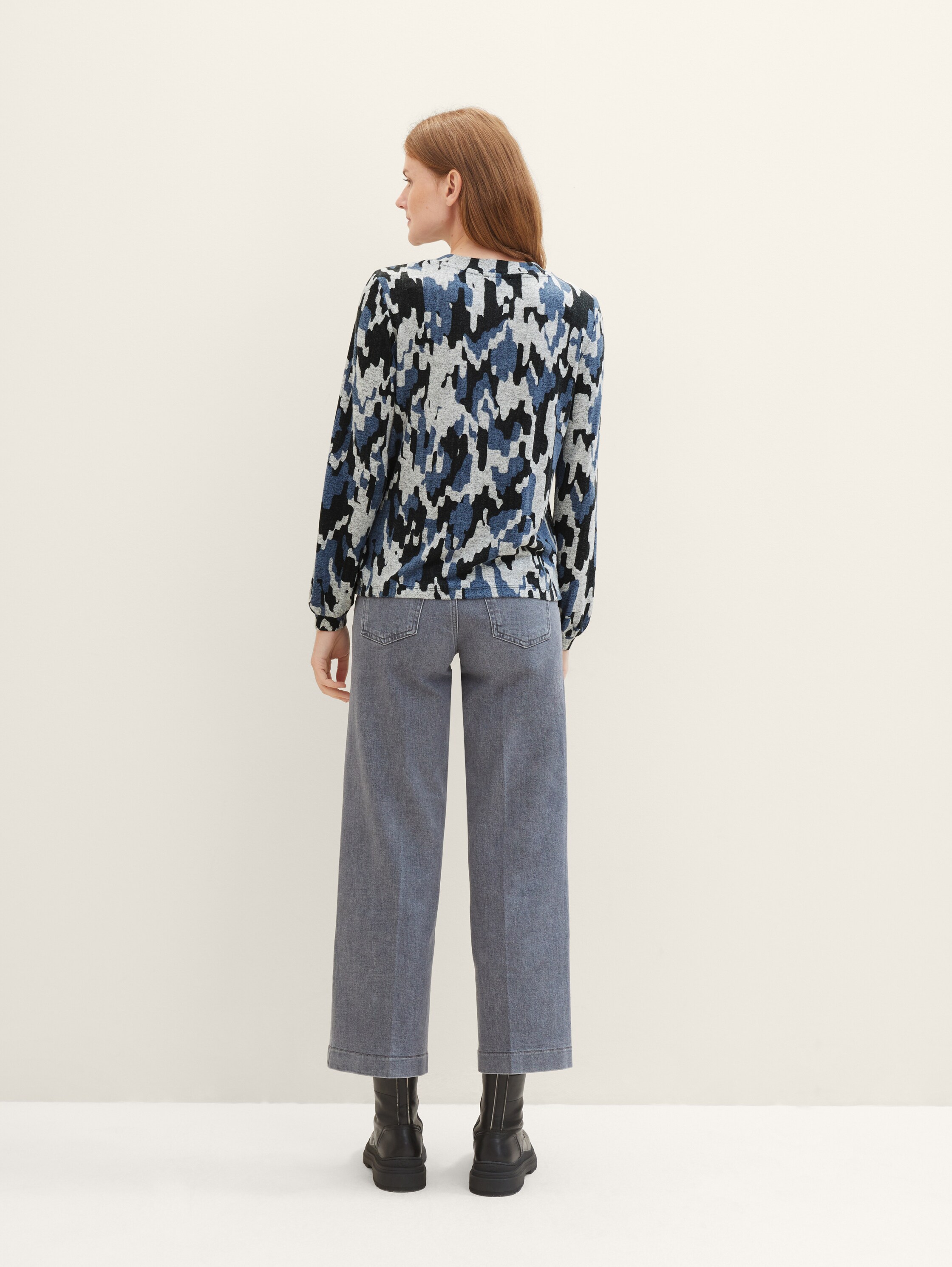 Longsleeve met motief - blue cozy texture design - Neklijn model-achteraanzicht