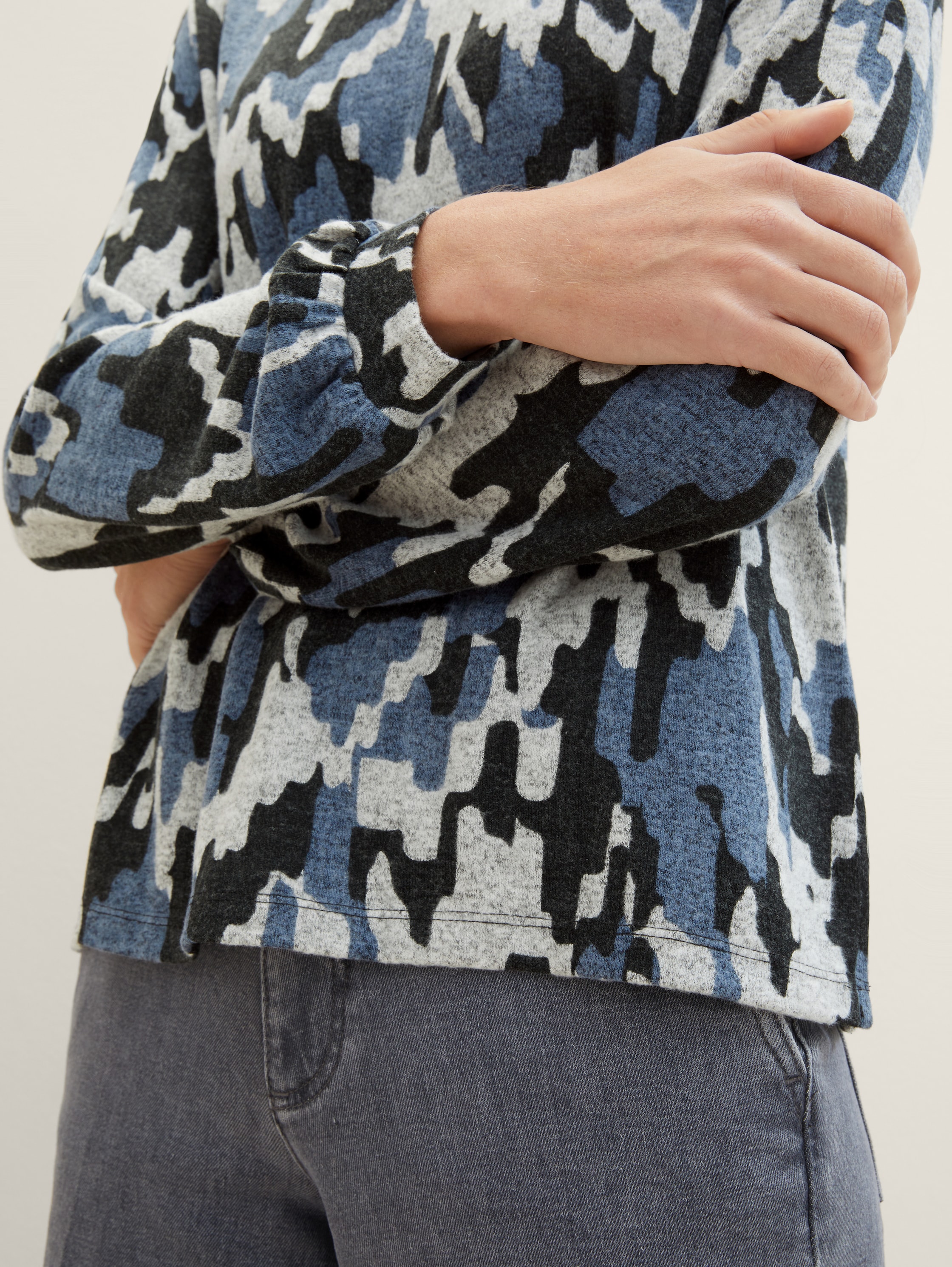 Longsleeve met motief - blue cozy texture design - Detailaanzicht model