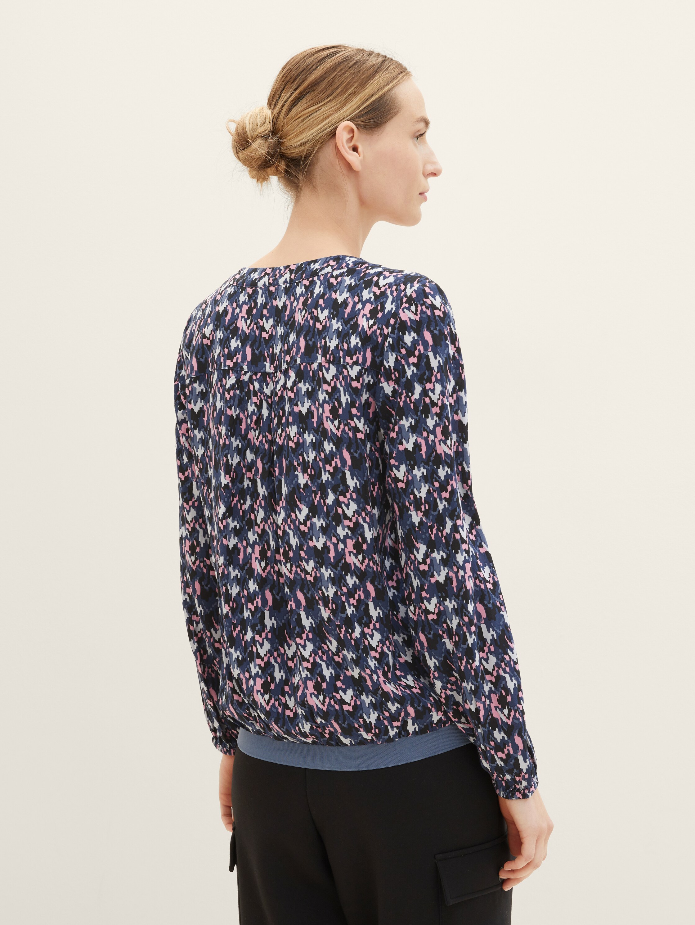 Chemisier à motifs comportant du LENZING (TM) ECOVERO (TM) - blue small texture design - Découpe Vue arrière du modèle