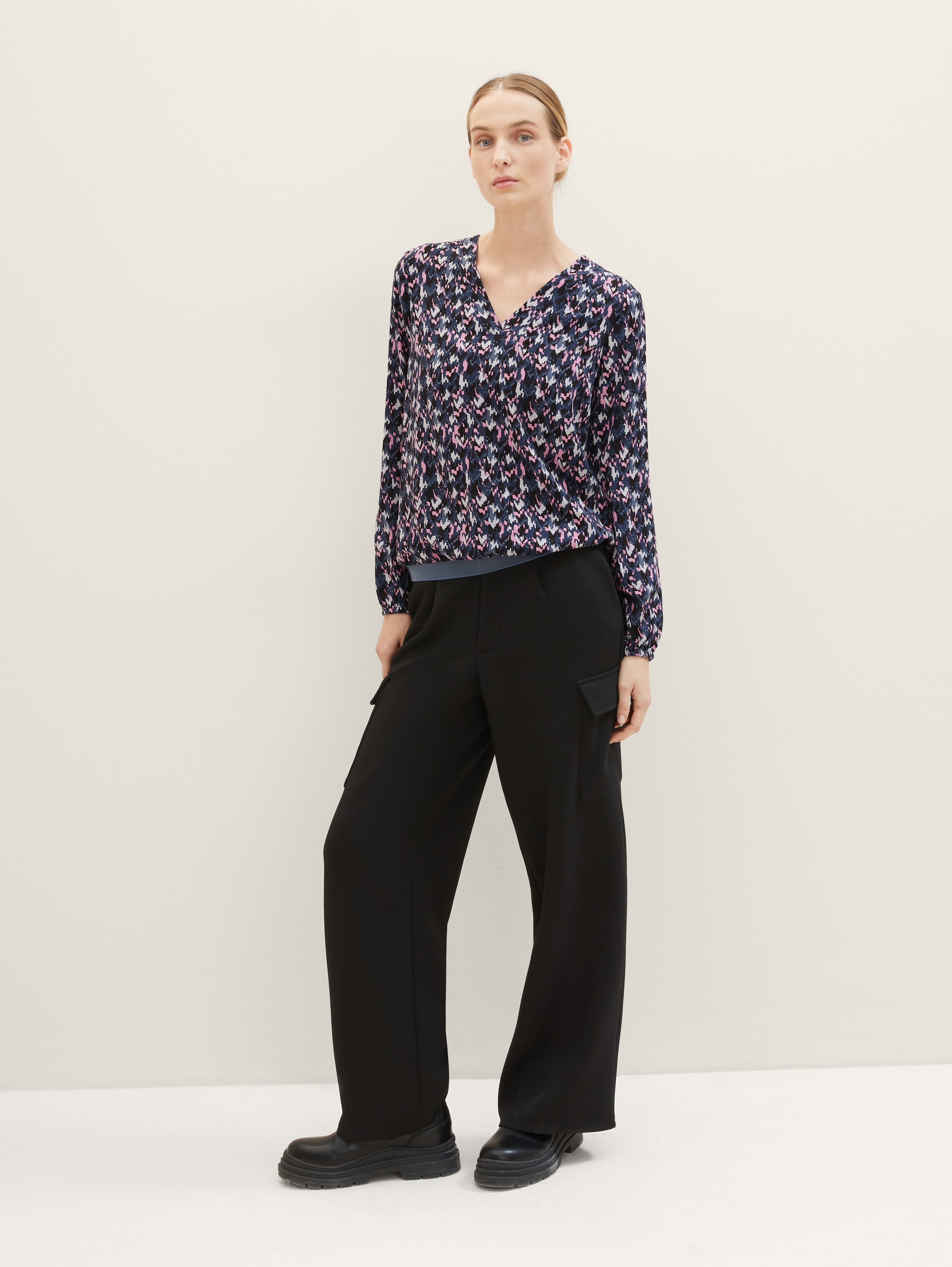 Chemisier à motifs comportant du LENZING (TM) ECOVERO (TM) - blue small texture design - Vue de face du modèle