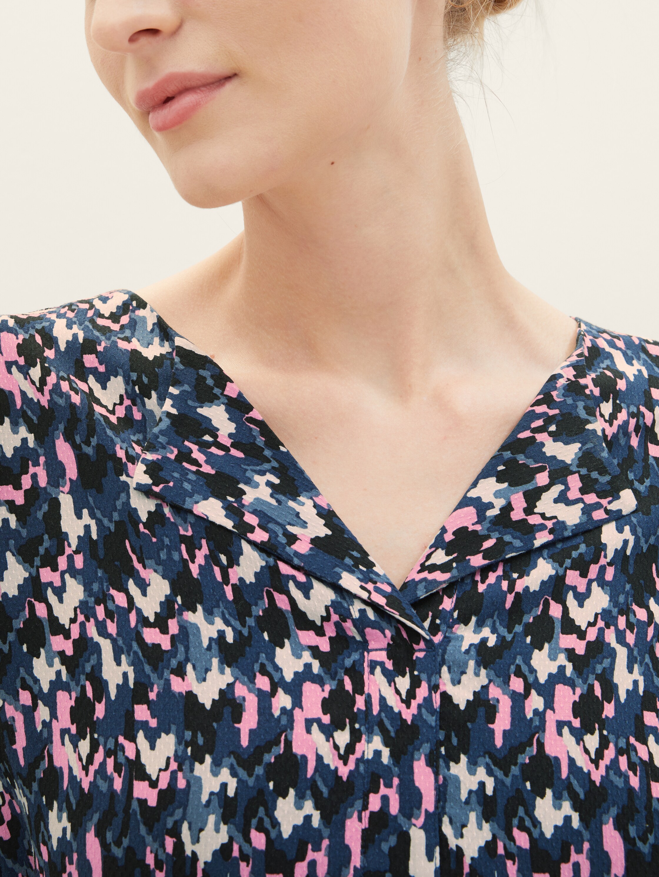 Bluse mit Allover-Print - 6