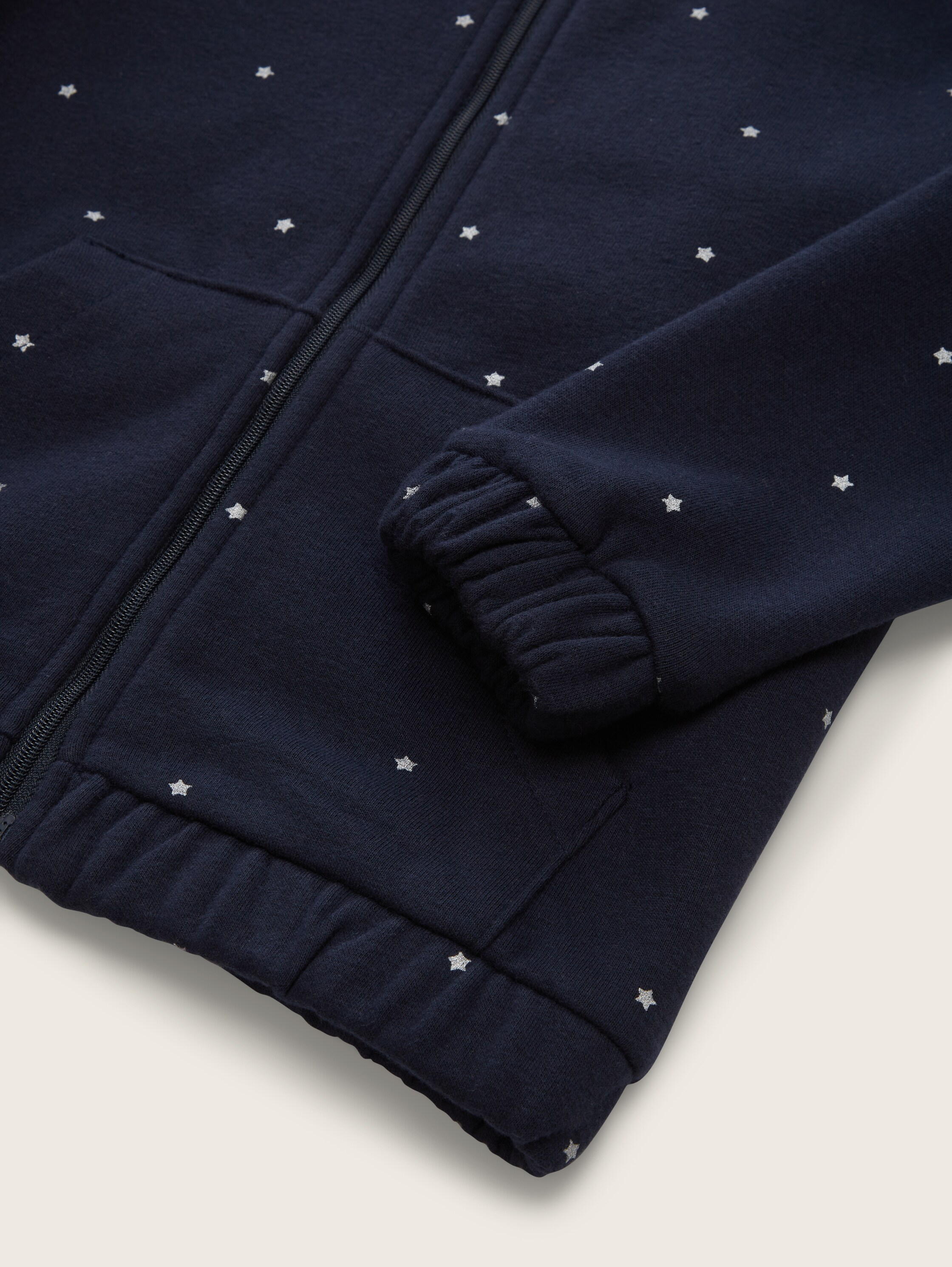 Sweatjacke mit Bio-Baumwolle - dark blue glitter star - Detail-Model-Ansicht