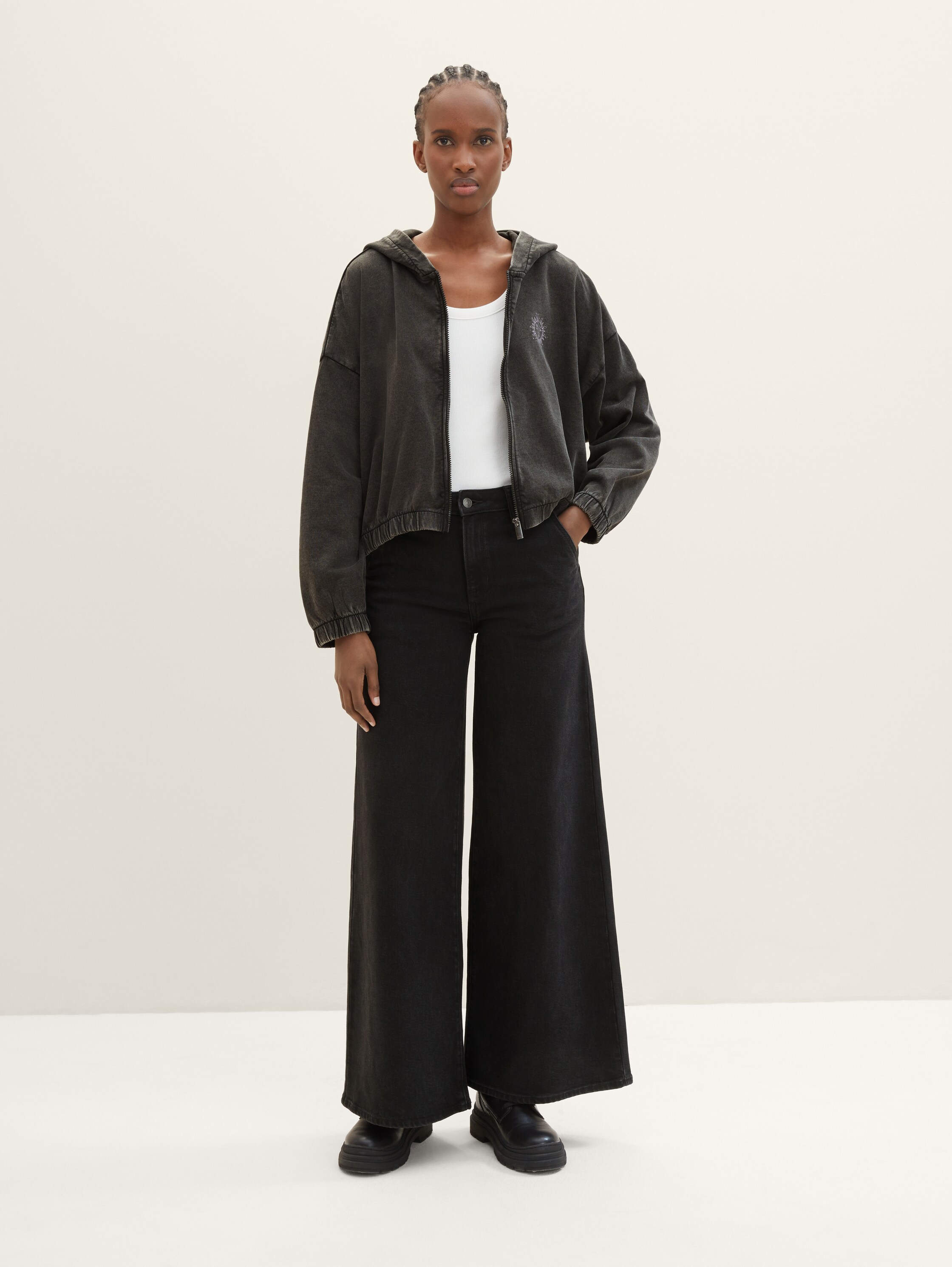 Sweatjack met motief - deep black - Model vooraanzicht