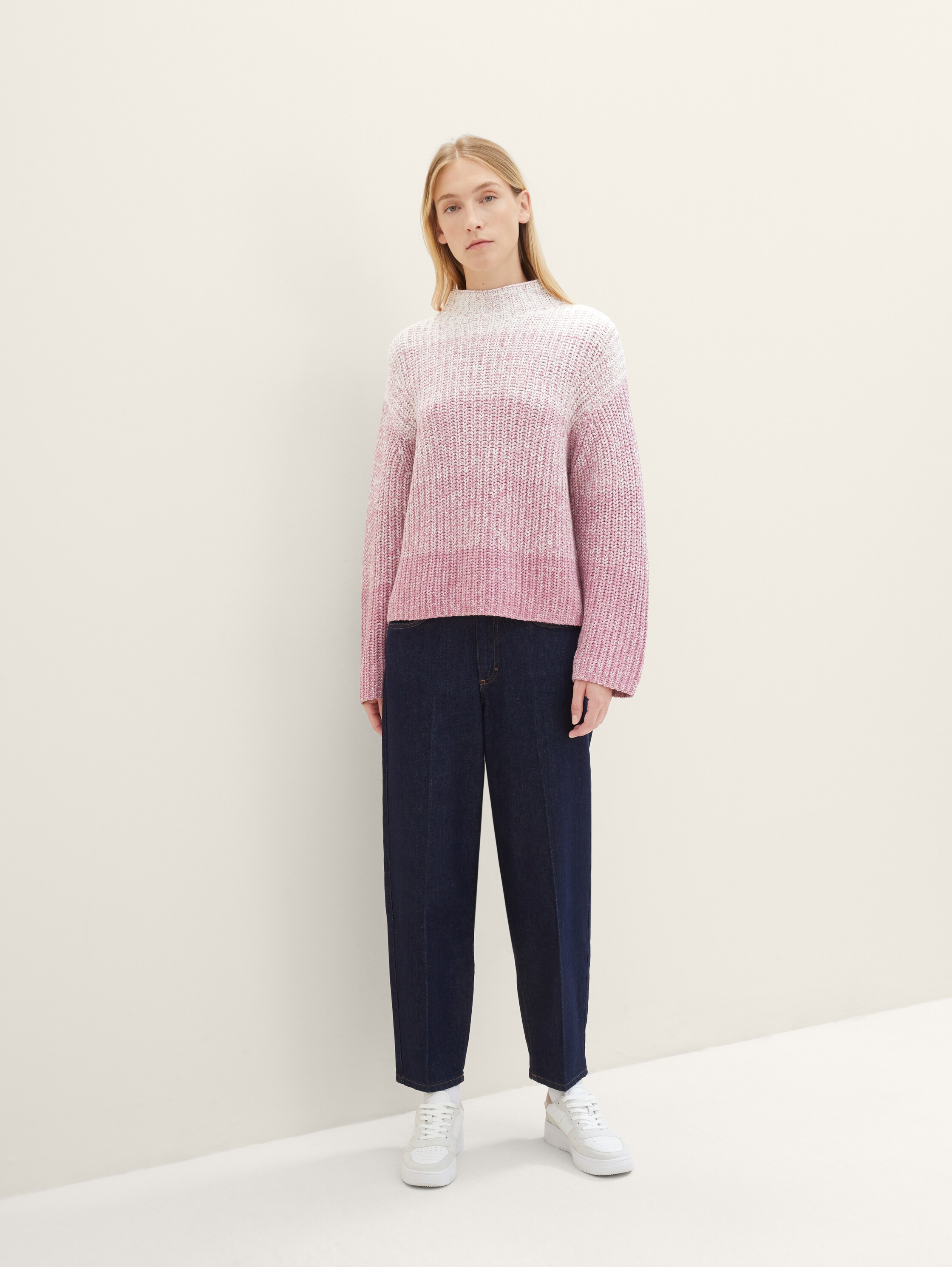 Gebreide trui met kleurverloop - dusty vanda knitted gradient - Model vooraanzicht