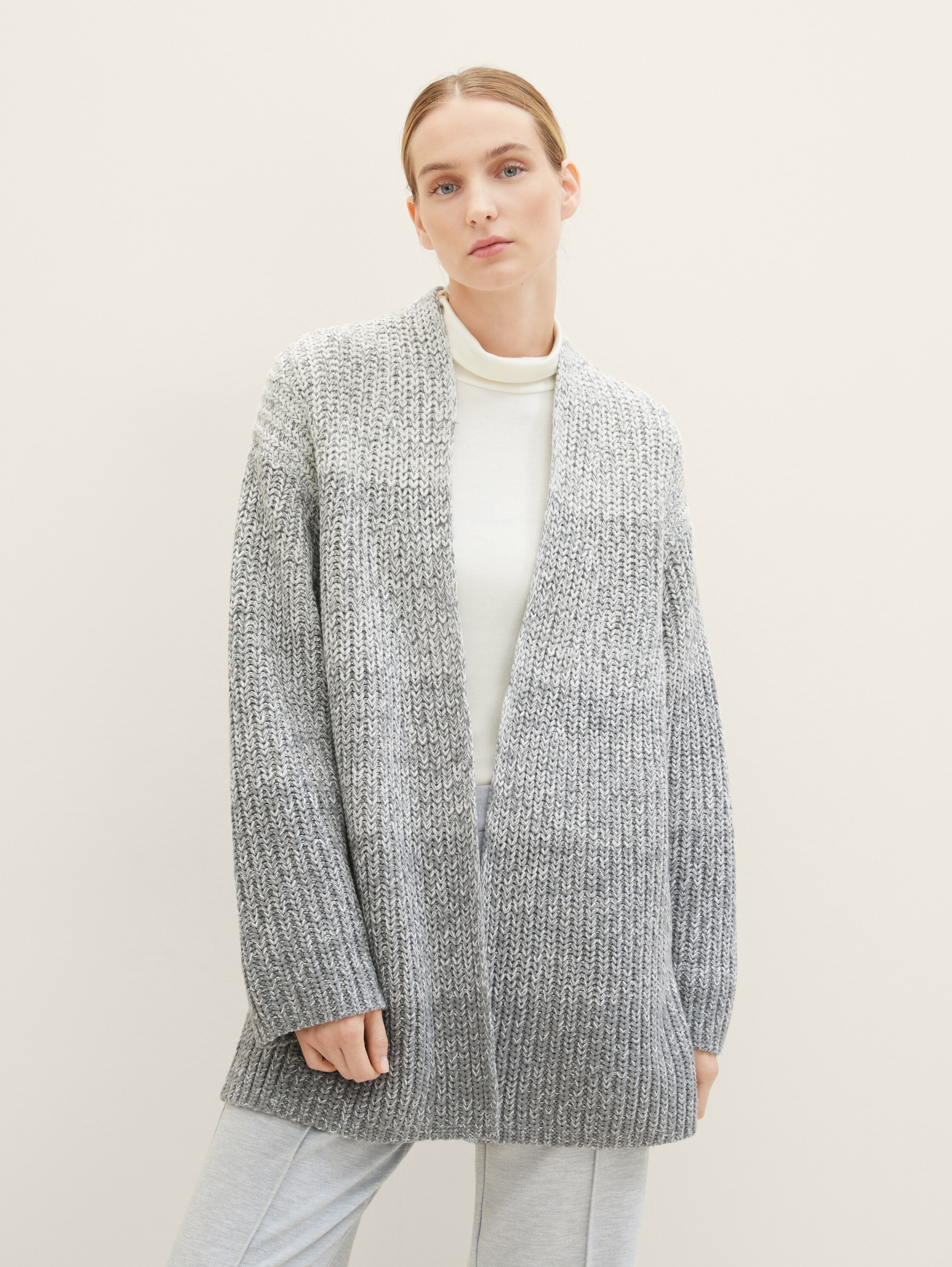 Cardigan met kleurverloop - grey knitted gradient - Nek model vooraanzicht