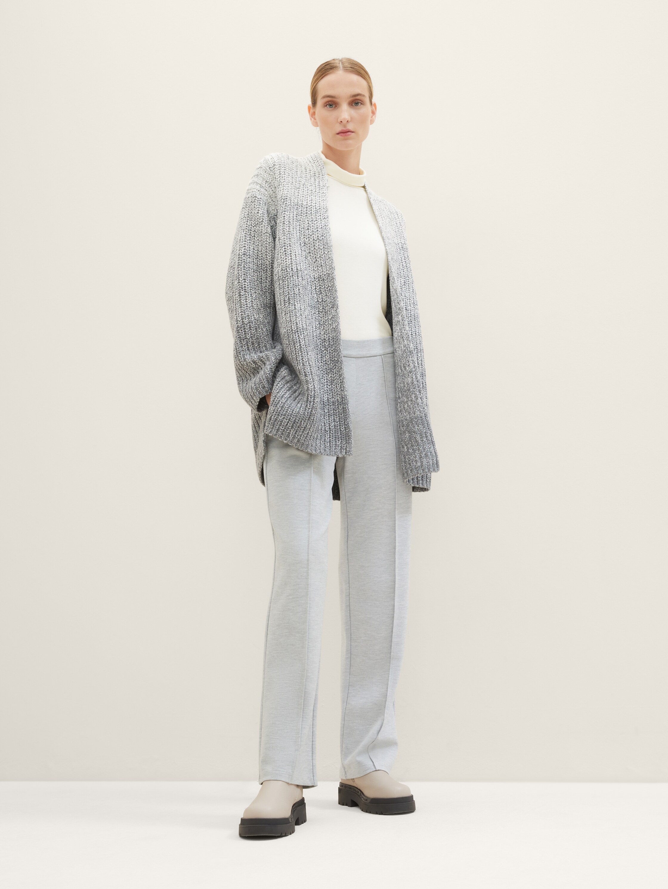 Cardigan met kleurverloop - grey knitted gradient - Model vooraanzicht