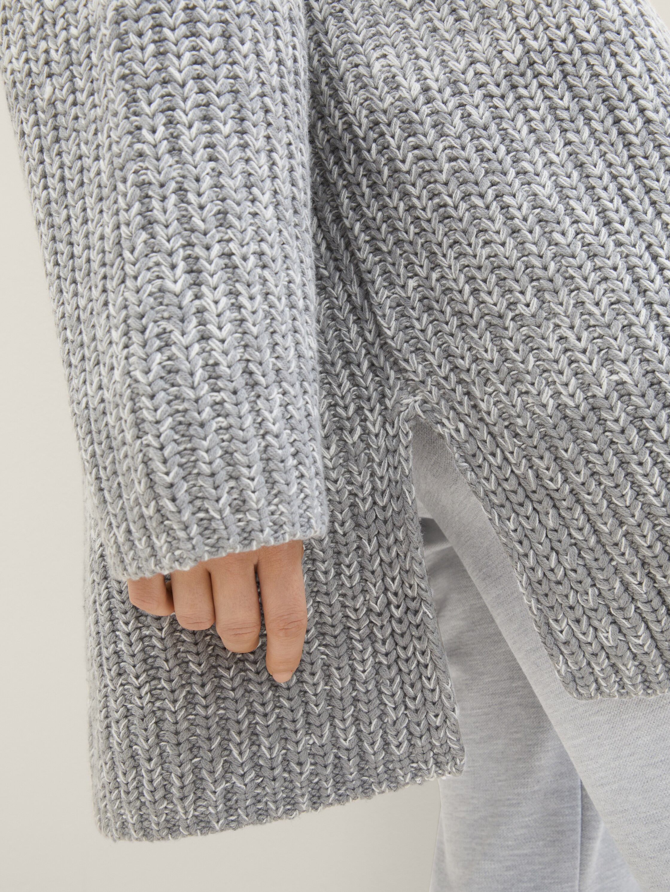 Cardigan met kleurverloop - grey knitted gradient - Detailaanzicht model