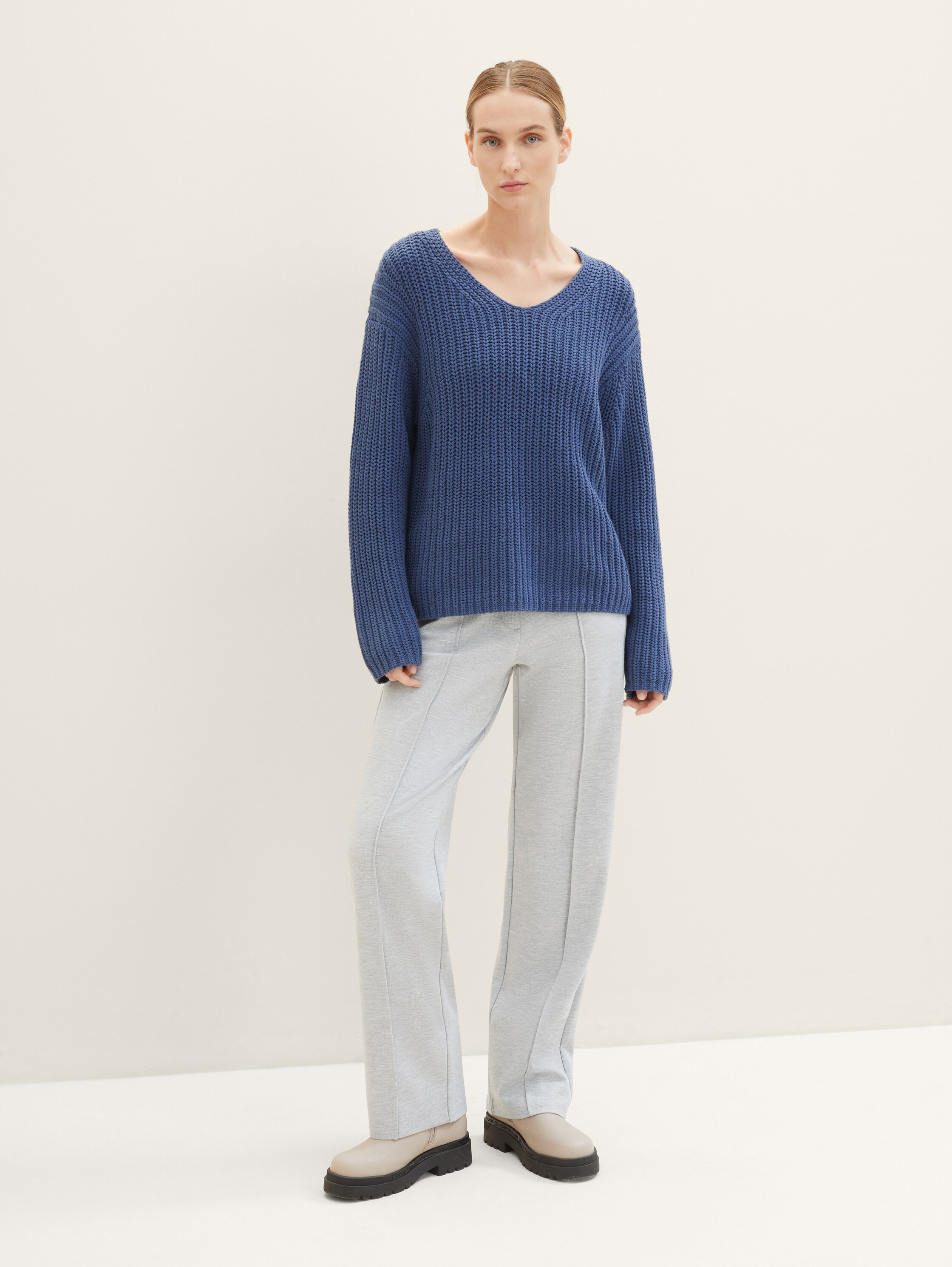 Strickpullover mit V-Ausschnitt - Stormy Sea Blue - Model-Vorderansicht