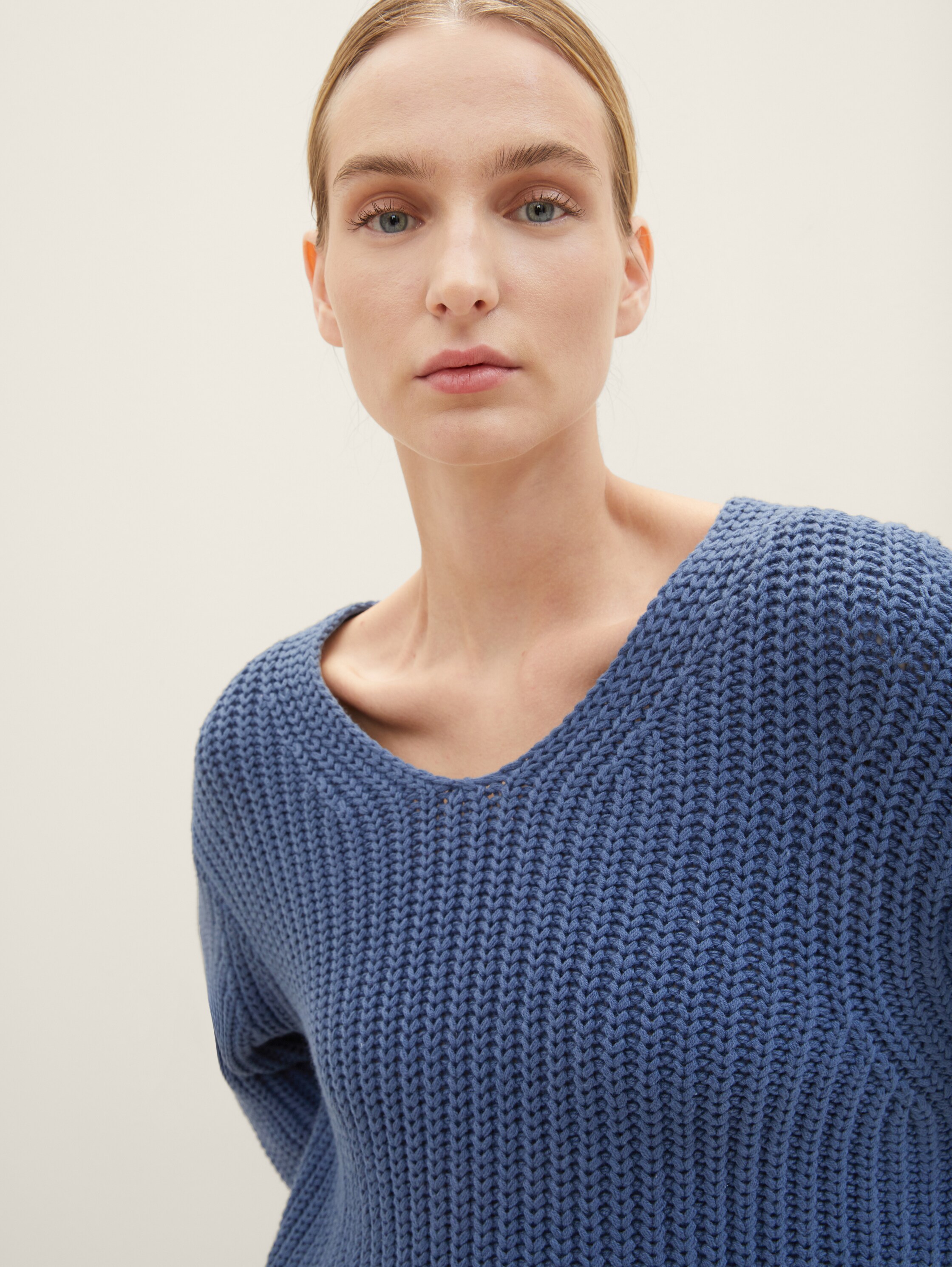 Strickpullover mit V-Ausschnitt - Stormy Sea Blue - Detail-Model-Ansicht