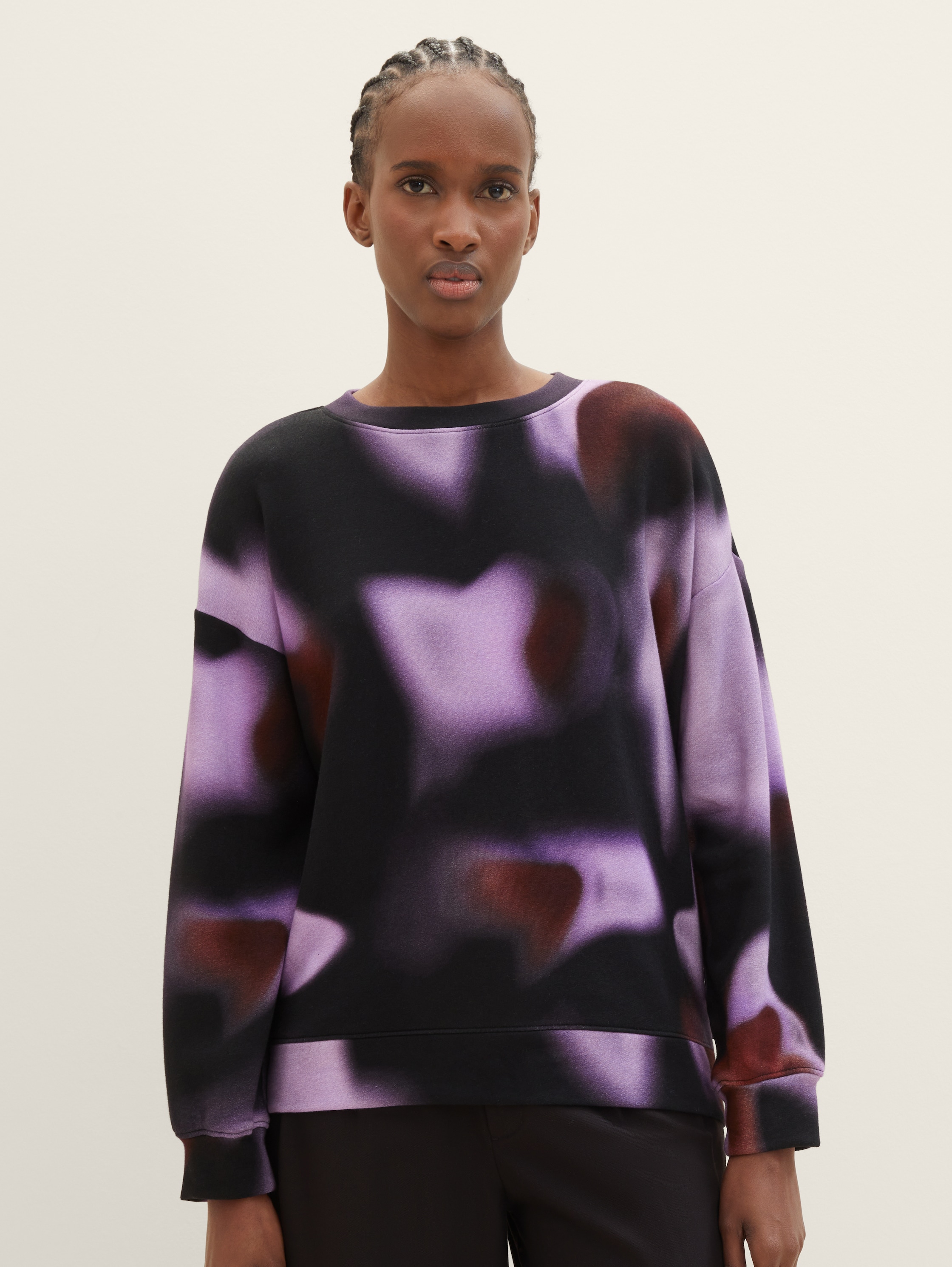 Oversized sweater - black abstract print - Nek model vooraanzicht