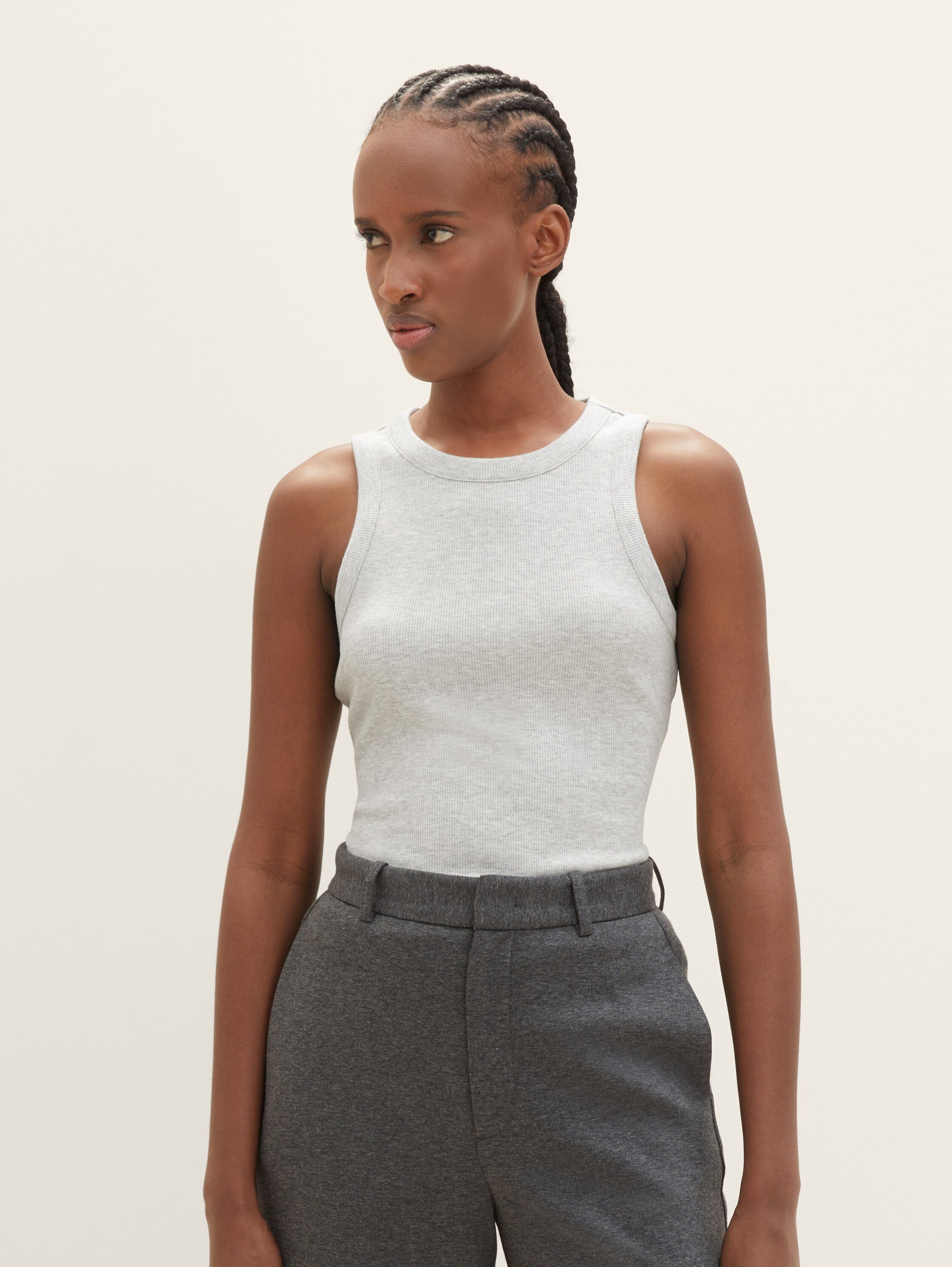 Top met geribbelde structuur - basic light grey melange - Nek model vooraanzicht